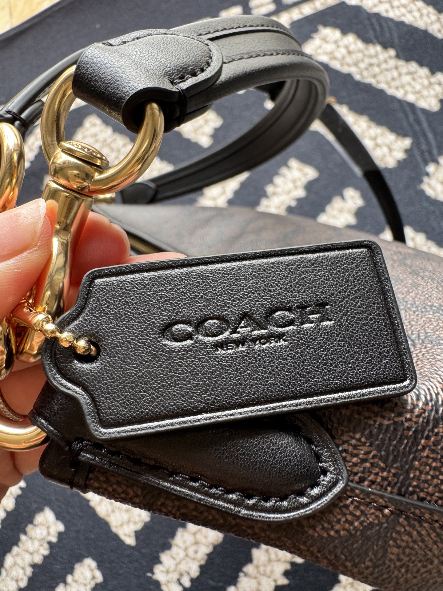 纯原Coach蔻驰 CV975 laurel
黑咖系列流浪包 
天花板品质，随便拿去跟市场的顶级代购级对比，配原厂五金，原厂故事牌，鉴定点都对，是不是好东西自己拿我们的细节图去跟别人的对比，怼细节去比就行
单肩斜挎包。
🔥的一塌糊涂，新款签名涂层老花料配头层牛皮材质，配长短两根肩带，手拎单肩斜挎都可以，慵懒造型，开口弧形设计，容量超大，颜值与实用性并存，四季通用，百搭各种风格，简直是日常出行的神器。
尺寸：28×18×11cm