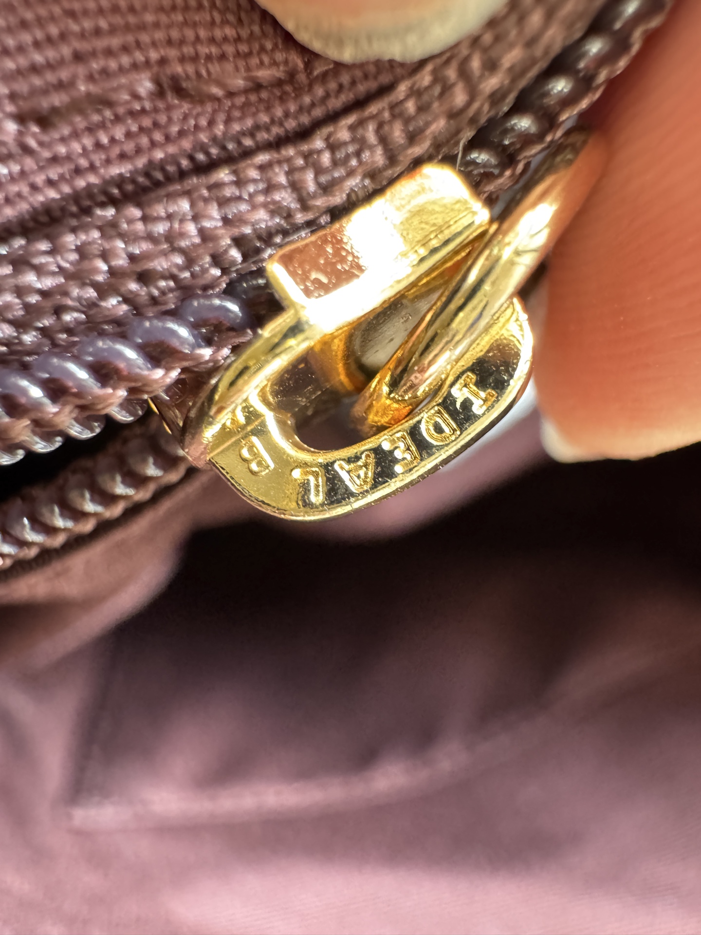 纯原Coach蔻驰 CV975 laurel
黑咖系列流浪包 实拍细节图来一组
天花板品质，随便拿去跟市场的顶级代购级对比，配原厂五金，原厂故事牌，鉴定点都对，是不是好东西自己拿我们的细节图去跟别人的对比，怼细节去比就行
单肩斜挎包。
🔥的一塌糊涂，新款签名涂层老花料配头层牛皮材质，配长短两根肩带，手拎单肩斜挎都可以，慵懒造型，开口弧形设计，容量超大，颜值与实用性并存，四季通用，百搭各种风格，简直是日常出行的神器。
尺寸：28×18×11cm