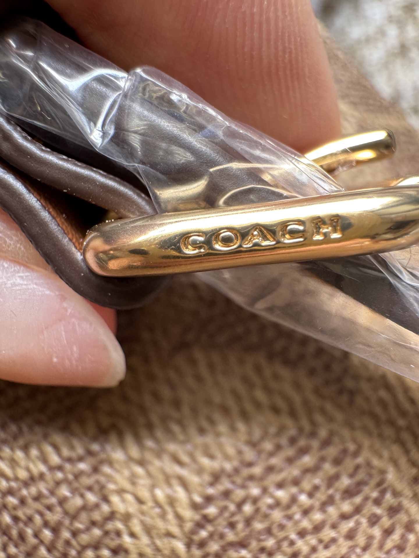纯原COACH/蔻驰 CV933枫叶棕暗标款
实拍细节图来一组
真标版本，原厂五金，原厂故事牌，原厂产地标，真正达到还原度达到99
经典标志TERI单肩包PVC配皮单肩斜挎腋下包手提包
高颜值，牛皮材质超级耐磨。比麻将包大，容量完全满足日常需求。金属配件拼接肩带🉑手拎🉑腋下，配有长肩带🉑斜挎！颜色非常百搭！
尺寸：24.5cm (长) x 15.5cm (高) x 7.5cm (宽)
