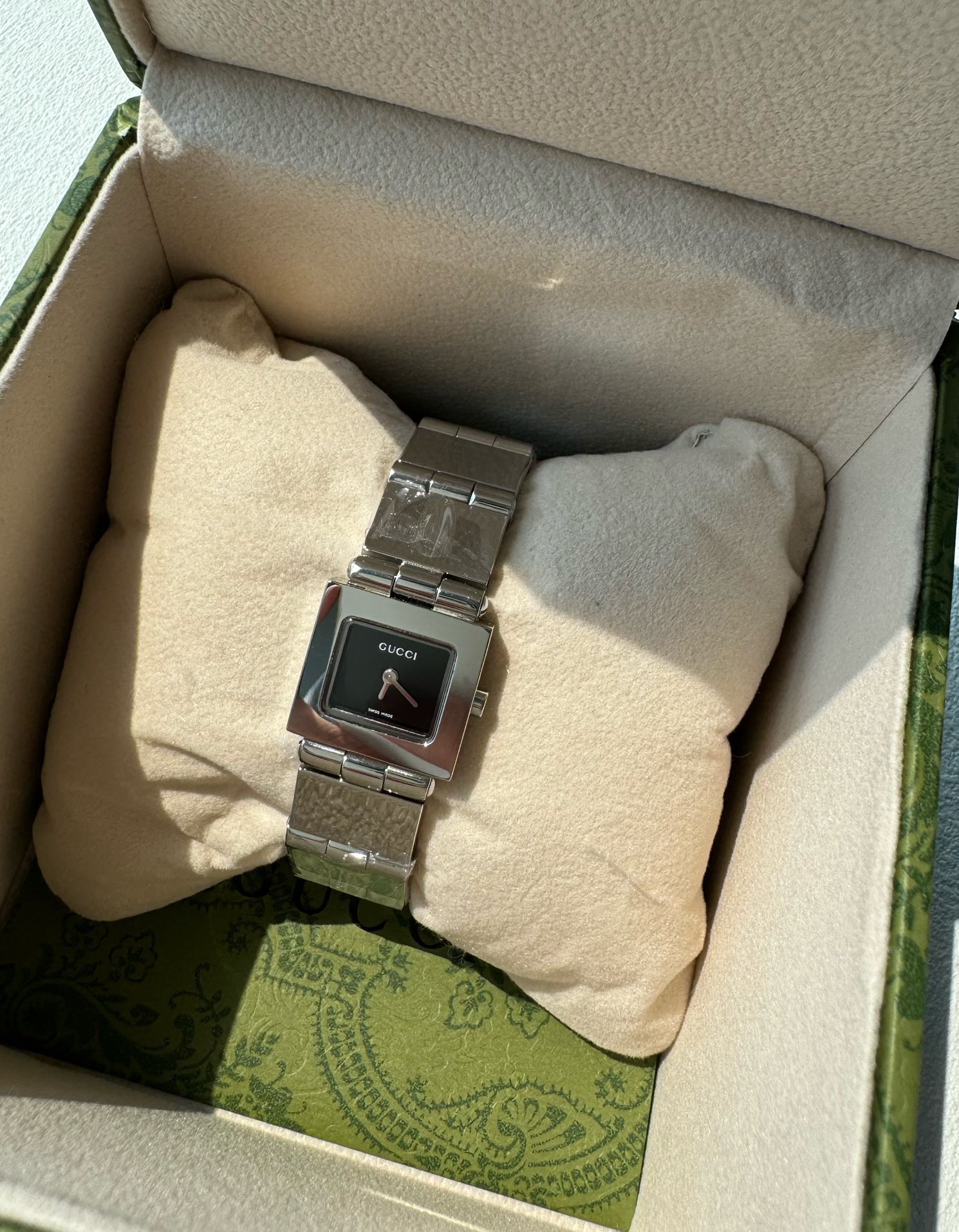 GUCCI中古款黑银小方块手表，也称“小小电视机”极简四方块设计，简约即高级，全表光令打磨似镜面一般清澈透亮，它跟水滴款相比对了一丝飒气，只需保持自身格调就能引起极度审美舒适的一块中古手表