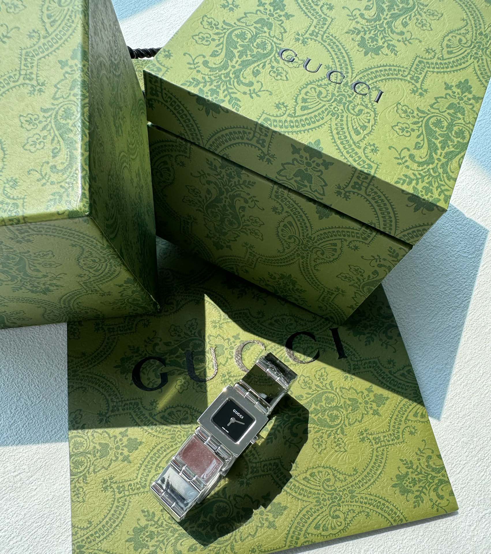 GUCCI中古款黑银小方块手表，也称“小小电视机”极简四方块设计，简约即高级，全表光令打磨似镜面一般清澈透亮，它跟水滴款相比对了一丝飒气，只需保持自身格调就能引起极度审美舒适的一块中古手表