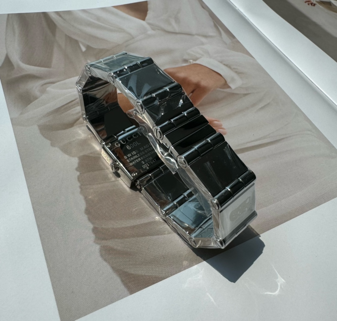 GUCCI中古款黑银小方块手表，也称“小小电视机”极简四方块设计，简约即高级，全表光令打磨似镜面一般清澈透亮，它跟水滴款相比对了一丝飒气，只需保持自身格调就能引起极度审美舒适的一块中古手表