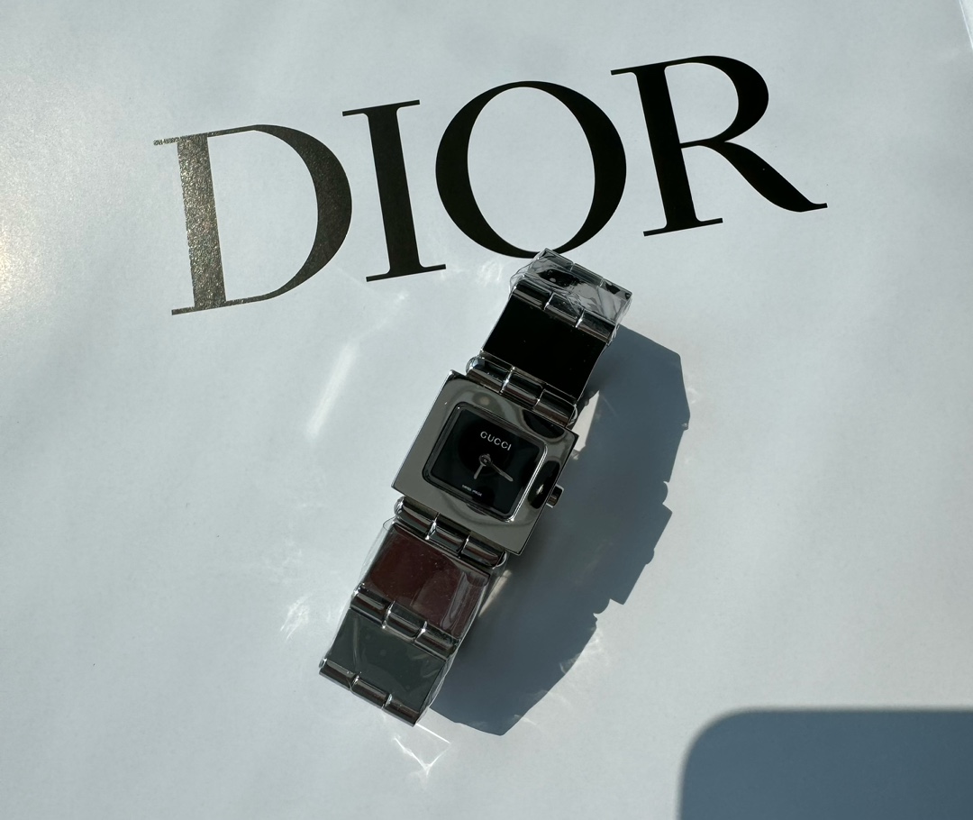 NO:394416,Gucci Original one-to-one exquisite replica watch body width 22mm case material stainless steel strap material stainless steel strap joint screw fixing and easy to disassemble dial black enamel highlight dial original imported movement and battery buckle high-end double press butterfly buckle. Packing full set of brand packaging with handbag, gucci19860909古驰 原版一比一精致复刻 表身宽度尺寸22mm 表壳材质精钢 表带材质精钢,表带节螺丝固定自行轻松拆卸 表盘黑色搪瓷高光表盘 机芯原装进口机芯跟电池 表扣高档双按蝴蝶扣. 包装全套品牌包装配手提袋,,gucci,Watch