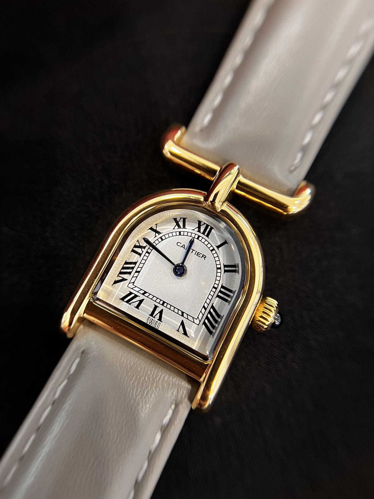 NO:741796,The appearance is made of 18k gold, and the texture is luxurious and generous. The dial is Cartier's classic Roman scale with grilled sapphire hands. The crown is made of a special sapphire crystal, which has been precisely processed and polished to form the unique shape and luster of the blue balloon crown. Sapphire crystal is a hard material with high scratch resistance and wear resistance, so it is very suitable for making the crown of high-end watches. Details!  There is no need to say too much about the overall feeling, it is as elegant and charming as ever.,,cartier,breguet,gold19860909外观采用18k黄金材质,上手质感奢华大方. 盘面是卡地亚经典的罗马刻度搭配烤蓝宝玑指针 表冠是由一块特殊的蓝宝石水晶制成,它经过精密的加工和打磨, 形成了蓝气球表冠的独特形状和光泽. 蓝宝石水晶是一种坚硬的材料, 具有很高的抗刮擦性和抗磨损性, 因此非常适合用于制作高档手表的表冠.细节拉！ 整体呈现的感觉不必过多言语, 一如既往的优雅迷人.,,cartier,breguet,gold,Watch