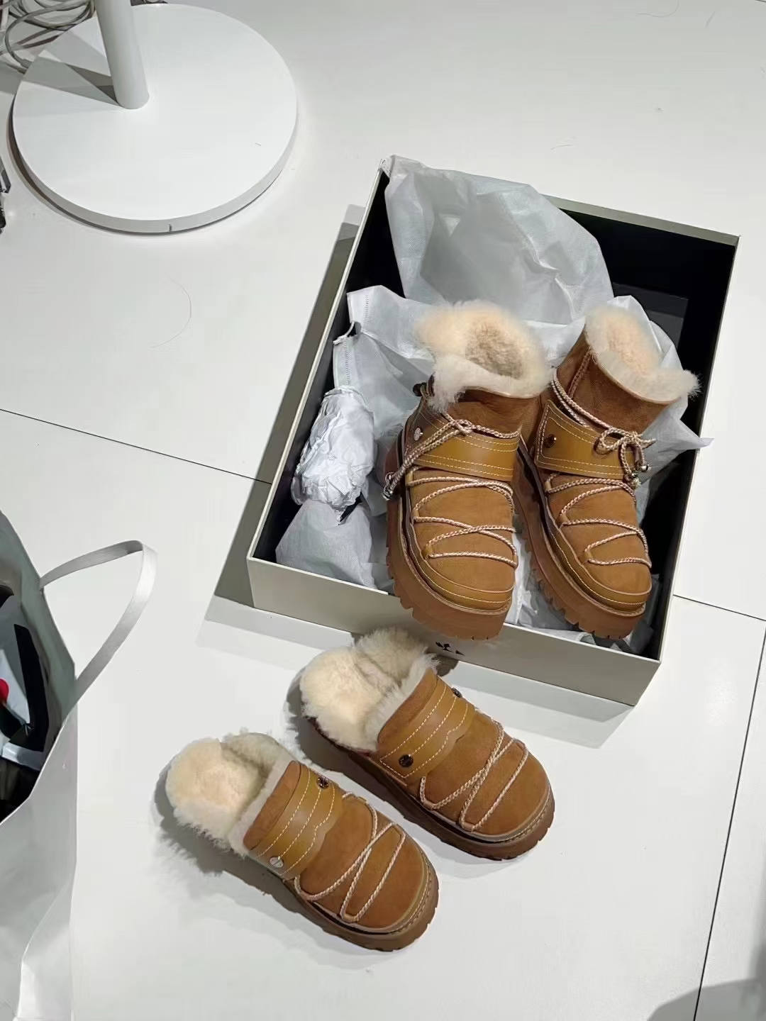 NO:630028,Orinous's exclusive UGG hot model, a must-buy furry boots with both good looks and strength in winter, cold-proof and warm, good looks online, sheepskin leather fabric with full wool lining, wool insoles to give you warmth in winter, original molded old metal bells, 4cm thick soles, size 35-39, half-mug snow boots, boots, sheep19860909Orinous 独家UGG爆款, 冬天必入手的一款颜值与实力并存的毛毛靴,防寒保暖,颜值在线,羊猄皮面料贴全羊毛内里,羊毛鞋垫 给你冬日温暖原版开模旧金属铃铛 大底4cm厚底 码数 35-39,半拖雪地靴,boots,sheep,Women's Shoes