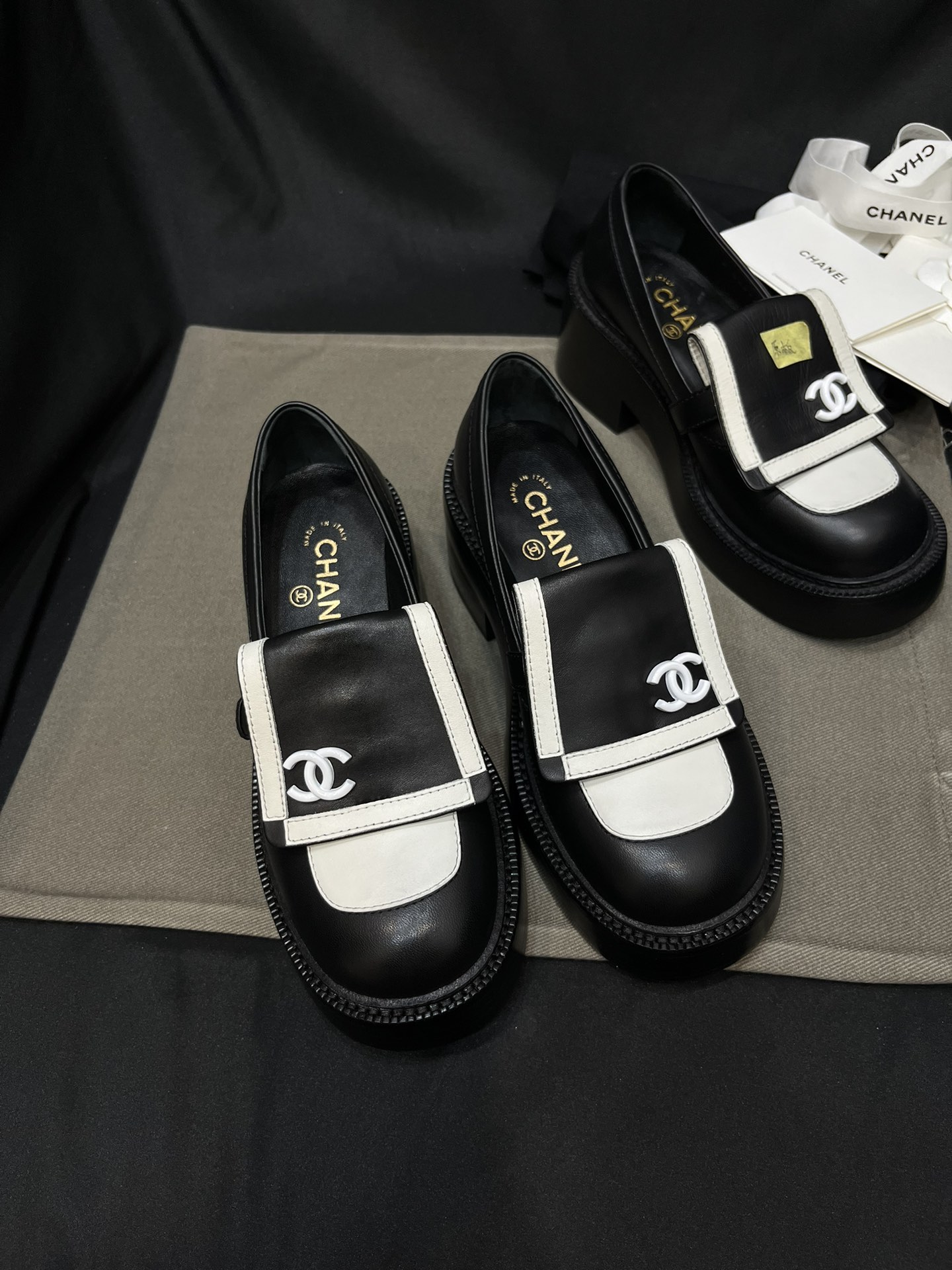 Chanel Oferta
 Sapatos Loafers Couro genuíno