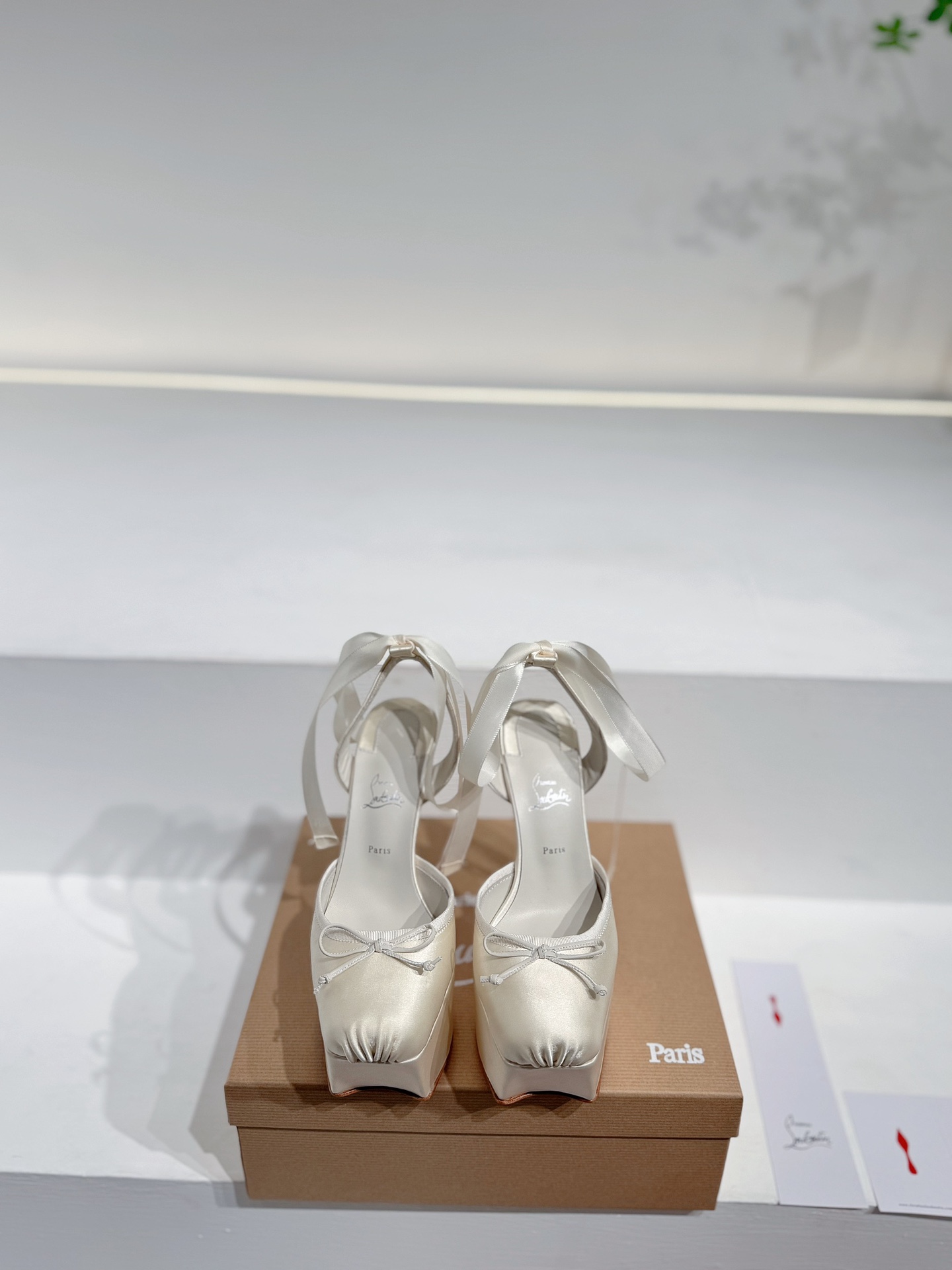 NO:787155,Christian Loubottin 25 new spring and summer square-toe ballet high heels with high-end strappy high heels. 25 latest red-soled shoes. No matter where you put them, they are ordinary, but once you put them on, they are amazing!  CL's red-soled shoes have fascinated many people. They are silently sexy and the sparkling rhinestones make them look like fairies. Who can resist a pair of romantic and atmospheric high heels!  Silk upper, sheepskin lining, heel height 15.5cm, platform 6cm, size 35-39 (ordered on 40.41.42), packaging, CL full set of original packaging, price, sandals, christian louboutin, bottega veneta, sandals, high heels, sheepskin, real silk19860909Christian Loubottin 25春夏新款方头芭蕾高跟鞋 自带高级感绑带高跟鞋 25最新款红底鞋 放在哪里平平无奇,一上脚绝了！CL的红底鞋让很多人痴迷,无言的性感,亮闪闪的水钻妥妥的仙女本仙,谁能拒绝一双浪漫又有氛围感的高跟鞋！ 鞋面真丝 内里羊皮 跟高15.5cm 水台6cm 尺寸35-39（40.41.42订） 包装CL全套原版包装 价格,凉鞋,christian louboutin,bottega veneta,sandals,high heels,sheepskin,real silk,Women's Shoes