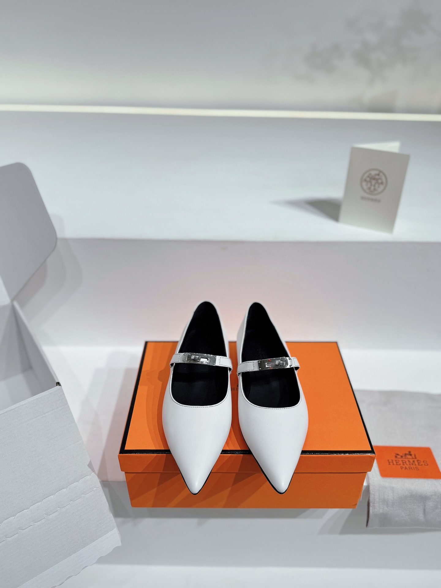 NO:235215,[Top version] Hermes new Hermes kiara40 pointed kitten and kelly buttoned single shoes ZP purchased and made, top-quality original!  Imported calfskin fabric, footbed mixed sheepskin, imported leather outsole. Whether it is leather, last, sole, or craftsmanship, it is consistent with ZP Kelly buckles, which are constantly changing, interpreting the iconic design of Aima* in different works. The original buckle is transformed into decorative elements and embellished with boots. It uses gold, platinum, metal and leather materials to present mini or oversized sizes, creating eye-catching shapes in various styles. Calfskin create texture, pointed toe outline foot shapes, matched with classic Kelly buckles, and a stylish and soft style. Size 35-41 Soles Italian leather outsole, single shoes, hermes, hermes, boots, cowhide, sheepskin, gold plating, Leather soles19860909【顶级版】Hermes 新款爱马仕kiara40尖头小猫跟kelly扣单鞋 ZP购入做货,顶级原单品质！鞋面进口头层小牛皮面料,垫脚混种羊皮,进口真皮外底.无论是皮料、楦型、鞋底、工艺,都跟ZP一致Kelly搭扣千变万化,于不同作品中演绎爱马*的标志性设计.最初的包扣化身为装饰元素,点缀于靴履.运用镀金、镀铂、金属和皮革材质,呈现迷你或超大尺寸,以多种风格打造瞩目造型.小牛皮营造质感,尖头勾勒脚型,搭配经典Kelly鞋扣,约4厘米后跟打造时尚柔美造型. 尺码35-41 鞋底意大利真皮大底,单鞋,hermes,hermes,boots,cowhide,sheepskin,gold plating,Leather soles,Women's Shoes