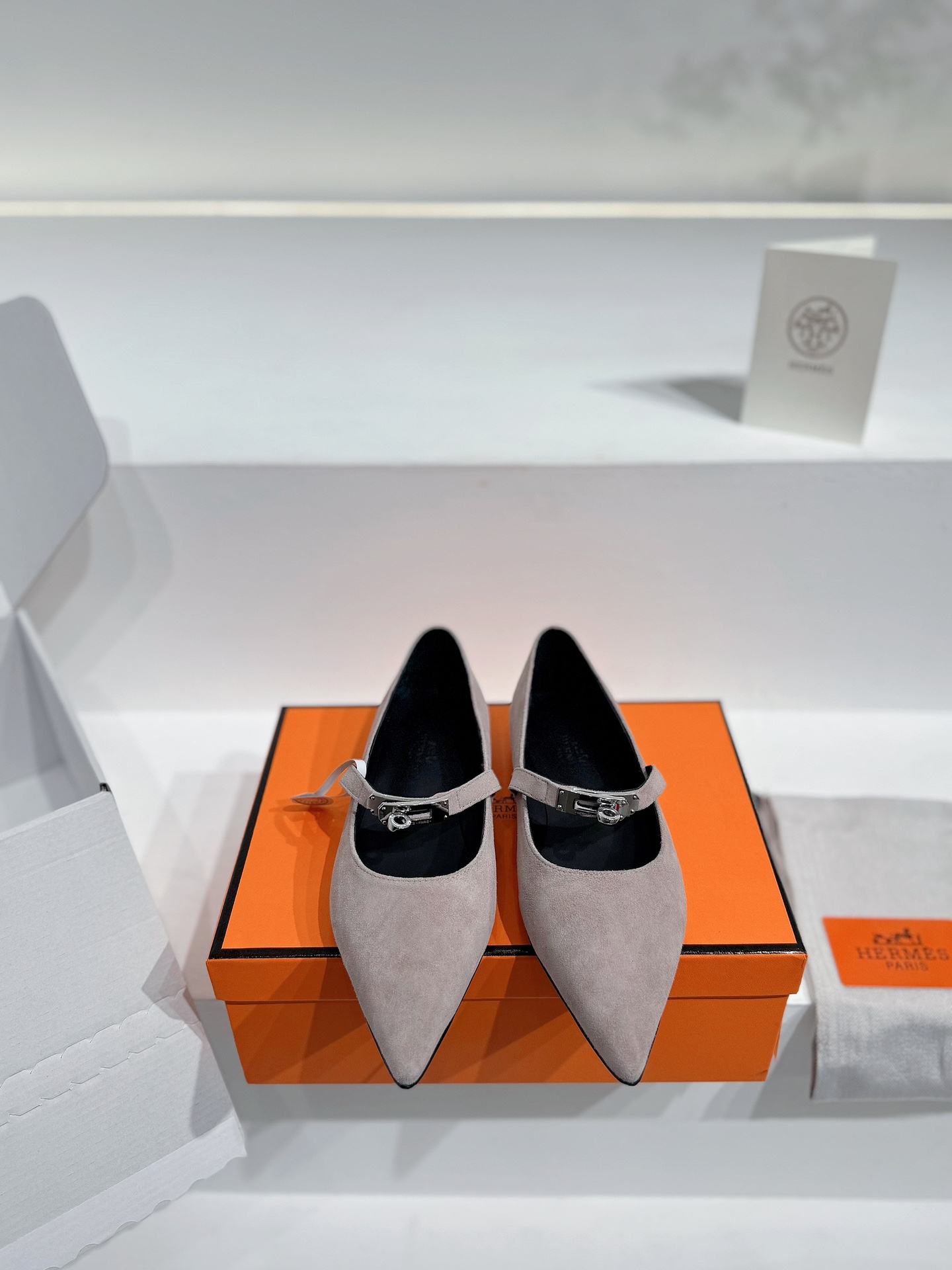 NO:235213,[Top version] Hermes new Hermes kiara40 pointed kitten and kelly buttoned single shoes ZP purchased and made, top-quality original!  Imported calfskin fabric, footbed mixed sheepskin, imported leather outsole. Whether it is leather, last, sole, or craftsmanship, it is consistent with ZP Kelly buckles, which are constantly changing, interpreting the iconic design of Aima* in different works. The original buckle is transformed into decorative elements and embellished with boots. It uses gold, platinum, metal and leather materials to present mini or oversized sizes, creating eye-catching shapes in various styles. Calfskin create texture, pointed toe outline foot shapes, matched with classic Kelly buckles, and about 4 cm heel to create a fashionable and soft look. Size 35-39 Soles Italian leather outsole/4cm heel, single shoes, hermes, hermes, boots, cowhide, sheepskin, gold plating, Leather soles19860909【顶级版】Hermes 新款爱马仕kiara40尖头小猫跟kelly扣单鞋 ZP购入做货,顶级原单品质！鞋面进口头层小牛皮面料,垫脚混种羊皮,进口真皮外底.无论是皮料、楦型、鞋底、工艺,都跟ZP一致Kelly搭扣千变万化,于不同作品中演绎爱马*的标志性设计.最初的包扣化身为装饰元素,点缀于靴履.运用镀金、镀铂、金属和皮革材质,呈现迷你或超大尺寸,以多种风格打造瞩目造型.小牛皮营造质感,尖头勾勒脚型,搭配经典Kelly鞋扣,约4厘米后跟打造时尚柔美造型. 尺码35-39 鞋底意大利真皮大底/4cm鞋跟,单鞋,hermes,hermes,boots,cowhide,sheepskin,gold plating,Leather soles,Women's Shoes