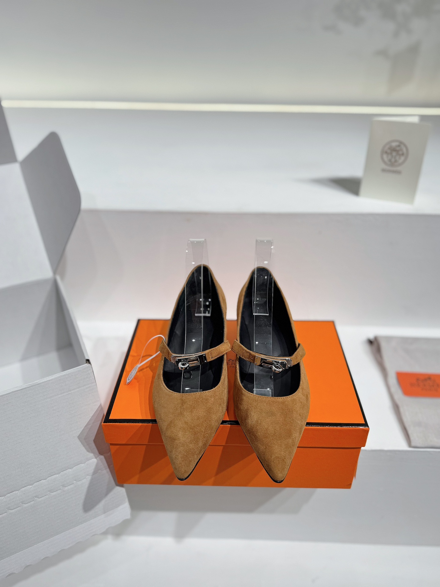 NO:235219,[Top version] Hermes new Hermes kiara40 pointed kitten and kelly buttoned single shoes ZP purchased and made, top-quality original!  Imported calfskin fabric, footbed mixed sheepskin, imported leather outsole. Whether it is leather, last, sole, or craftsmanship, it is consistent with ZP Kelly buckles, which are constantly changing, interpreting the iconic design of Aima* in different works. The original buckle is transformed into decorative elements and embellished with boots. It uses gold, platinum, metal and leather materials to present mini or oversized sizes, creating eye-catching shapes in various styles. Calfskin create texture, pointed toe outline foot shapes, matched with classic Kelly buckles, and a stylish and soft style. Size 35-42 (40 41 42 Custom made without return) Sole Italian leather outsole/4cm heel, single shoes, hermes, hermes, boots, cowhide, sheepskin, gold plating, Leather  soles19860909【顶级版】Hermes 新款爱马仕kiara40尖头小猫跟kelly扣单鞋 ZP购入做货,顶级原单品质！鞋面进口头层小牛皮面料,垫脚混种羊皮,进口真皮外底.无论是皮料、楦型、鞋底、工艺,都跟ZP一致Kelly搭扣千变万化,于不同作品中演绎爱马*的标志性设计.最初的包扣化身为装饰元素,点缀于靴履.运用镀金、镀铂、金属和皮革材质,呈现迷你或超大尺寸,以多种风格打造瞩目造型.小牛皮营造质感,尖头勾勒脚型,搭配经典Kelly鞋扣,约4厘米后跟打造时尚柔美造型. 尺码35-42(40 41 42 订做不退换) 鞋底意大利真皮大底/4cm鞋跟,单鞋,hermes,hermes,boots,cowhide,sheepskin,gold plating,Leather soles,Women's Shoes