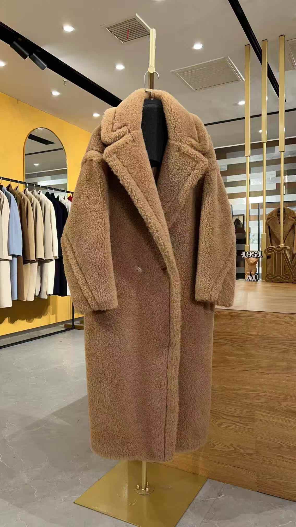 NO:637335,Teddy Coat (Classic Camel) An ins fashion blogger got his hands on a teddy bear, which is a street photography tool, extremely cute, and an age-reducing tool. The simple appearance design can better reflect the temperament of a big name!  It looks lazy on the outside, but it is very close-fitting at the waist and has a strong sense of self-cultivation. The gorgeous and neat appearance lines and original viscose fiber lining add to the nobility and elegance!  The first time you wear it, you feel like you are wrapped in a layer of clouds, warm and secure. 1:1 perfect restoration, made with love, absolutely different from any Teddy you see on the market. It is called the counter version. The picture can be forwarded, and the quality and attitude cannot be copied casually. Sexy, cute, light and luxurious, it must be the best choice for winter wear that can be 'entrusted for life'., Maxmara-Clothing, alexander wang19860909泰迪大衣（经典驼色） ins时尚博主人手一件,集街拍利器,可爱至极,减龄神器于一身的泰迪熊正式上线 简约的外观设计 更能体现出大牌的气质！看似慵懒的外表,但上身后却很贴身,修身感极强 华丽工整的外观线条和原厂粘胶纤维里衬,额外衬托出高贵与典雅！第一次上身效果就感觉到自己被一层云朵包裹起来,温暖而富有安全感 1:1完美还原,倾情打造,绝对区别于你在市场上看到的 号称专柜版的任何泰迪,图片可以转发,品质和态度不是可以随便复制的 性感可爱、轻奢迷人,一定是可以“托付终身”的一款冬日里外搭最好的选择.,麦丝玛拉-服装,alexander wang,Women's clothing