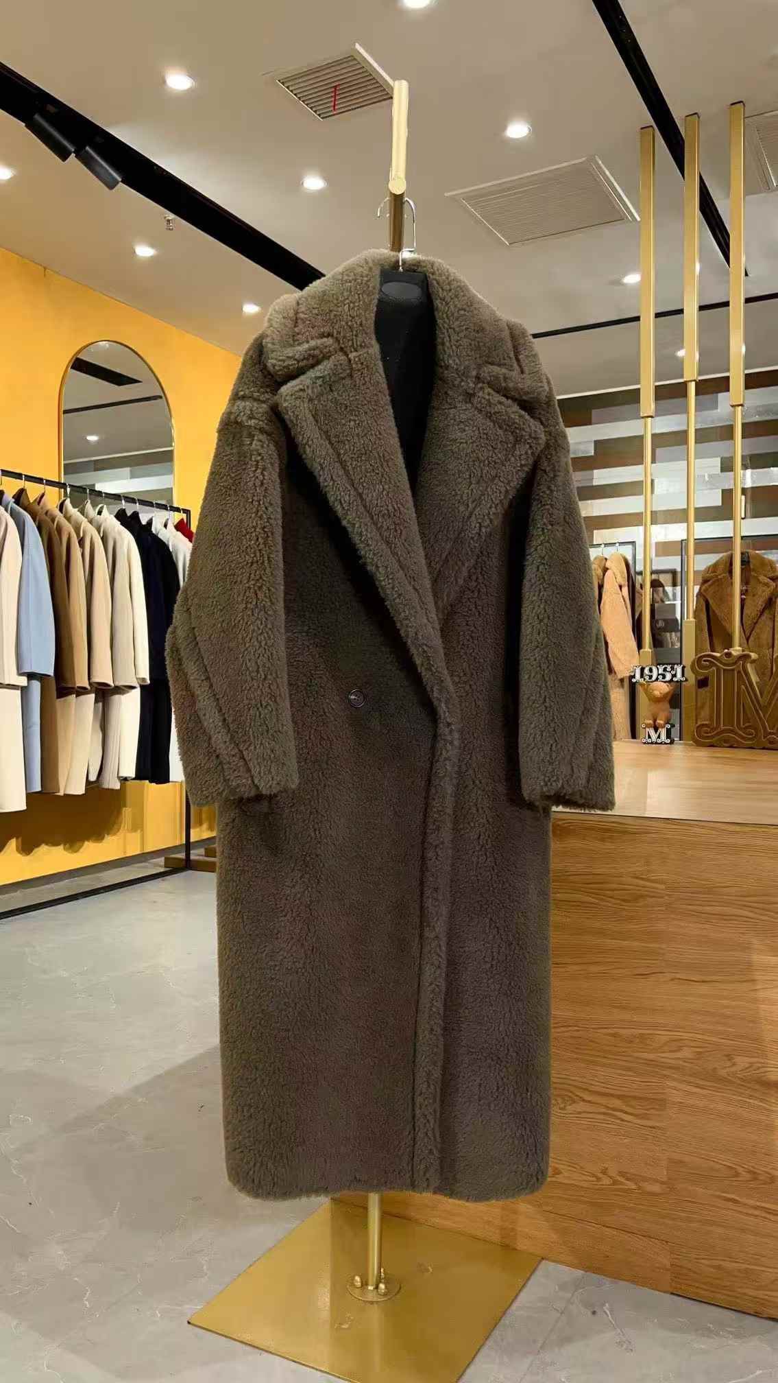 NO:637347,Teddy coat (khaki green) is a must-have for ins fashion bloggers, Fan Bingbing, Liu Yifei, Dilmurat Dilraba, Victoria Victoria, Kun Ling, baby, Ni Ni, Liu Tao, and other international stars when they go out on the street. The teddy bear is a street photography tool, extremely cute, and an age-reducing tool. It is officially launched. Max Mara-clothing, alexander wang19860909泰迪大衣（卡其绿） ins时尚博主人手一件,范冰冰、刘亦菲、迪丽热巴、宋茜、昆凌、baby、倪妮,刘涛,等国际明星出街必备,集街拍利器,可爱至极,减龄神器于一身的泰迪熊正式上线,麦丝玛拉-服装,alexander wang,Women's clothing