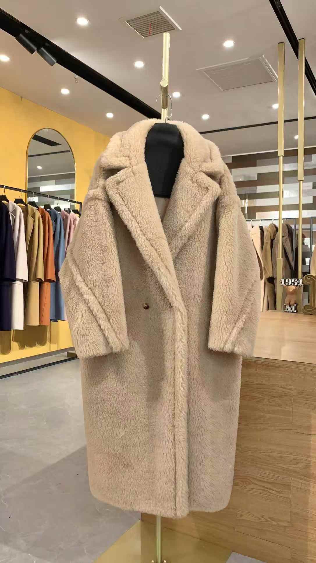 NO:637353,Teddy coat (milk tea color) is extremely gentle and elegant. This year's various new colors of Teddy have undoubtedly added a strong touch to the milestone of Teddy's color card. Different from champagne color, milk tea color is more childish, switching from a limited color to a regular color. No one will refuse a coat that is both elegant and gentle, Maxmara-Clothing, alexander wang19860909泰迪大衣（奶茶色） 极具温柔与优雅 今年泰迪的各种新色无疑给泰迪的色卡里程碑里添上了浓墨重彩的一笔 区别于香槟色 奶茶色更显稚嫩,从限量色转换到常规色 没人会拒绝一件淡雅与温柔并存的大衣,麦丝玛拉-服装,alexander wang,Women's clothing