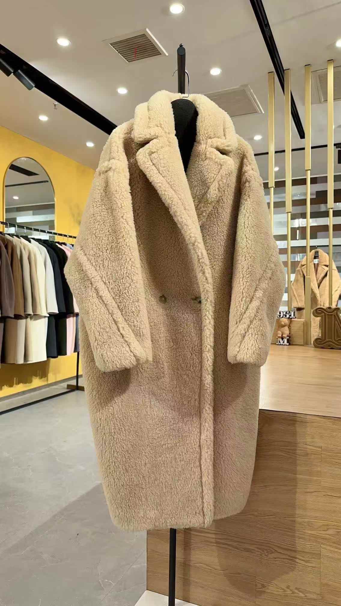 NO:637330,New color of teddy coat (beige) Ins fashion blogger owns one. Fan Bingbing, Liu Yifei, Dilmurat Dilmurat, Song Qian, Kun Ling, baby, Ni Ni, Liu Tao, and other international stars are a must-have when going out. The teddy bear is a street photography tool, extremely cute, and an age-reducing artifact. It is officially launched. Max Mara-clothing, alexander wang19860909泰迪大衣新色（浅驼） ins时尚博主人手一件,范冰冰、刘亦菲、迪丽热巴、宋茜、昆凌、baby、倪妮,刘涛,等国际明星出街必备,集街拍利器,可爱至极,减龄神器于一身的泰迪熊正式上线,麦丝玛拉-服装,alexander wang,Women's clothing