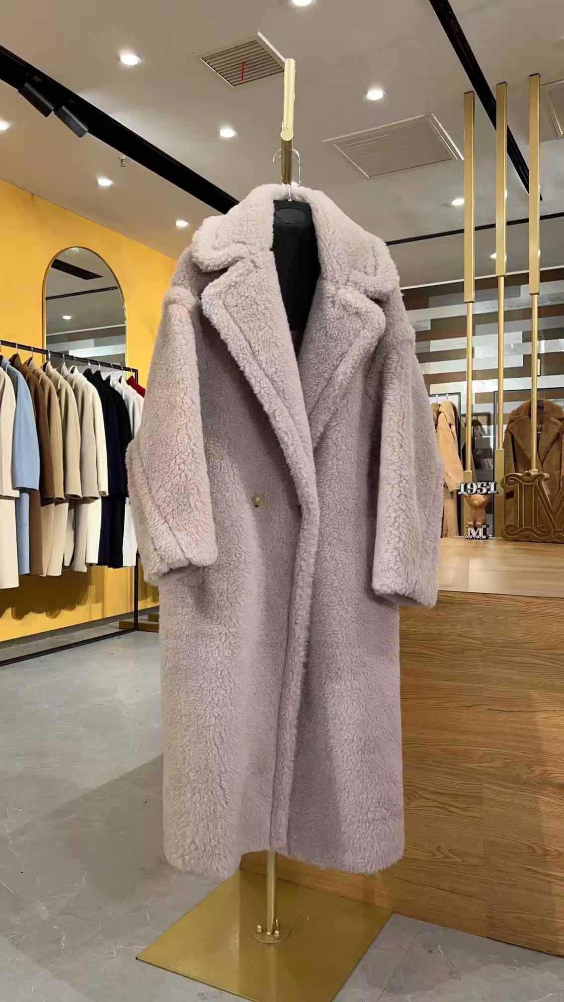 NO:637333,Teddy coat (sand brown) is a piece of ins fashion blogger's hand. Fan Bingbing, Liu Yifei, Dilmurat Dilraba, Victoria Victoria, Kun Ling, baby, Ni Ni, Liu Tao, and other international stars are a must-have when going out. The teddy bear is a street photography tool, extremely cute, and an age-reducing artifact. It is officially launched. Max Mara-clothing, alexander wang19860909泰迪大衣（沙茶色） ins时尚博主人手一件,范冰冰、刘亦菲、迪丽热巴、宋茜、昆凌、baby、倪妮,刘涛,等国际明星出街必备,集街拍利器,可爱至极,减龄神器于一身的泰迪熊正式上线,麦丝玛拉-服装,alexander wang,Women's clothing