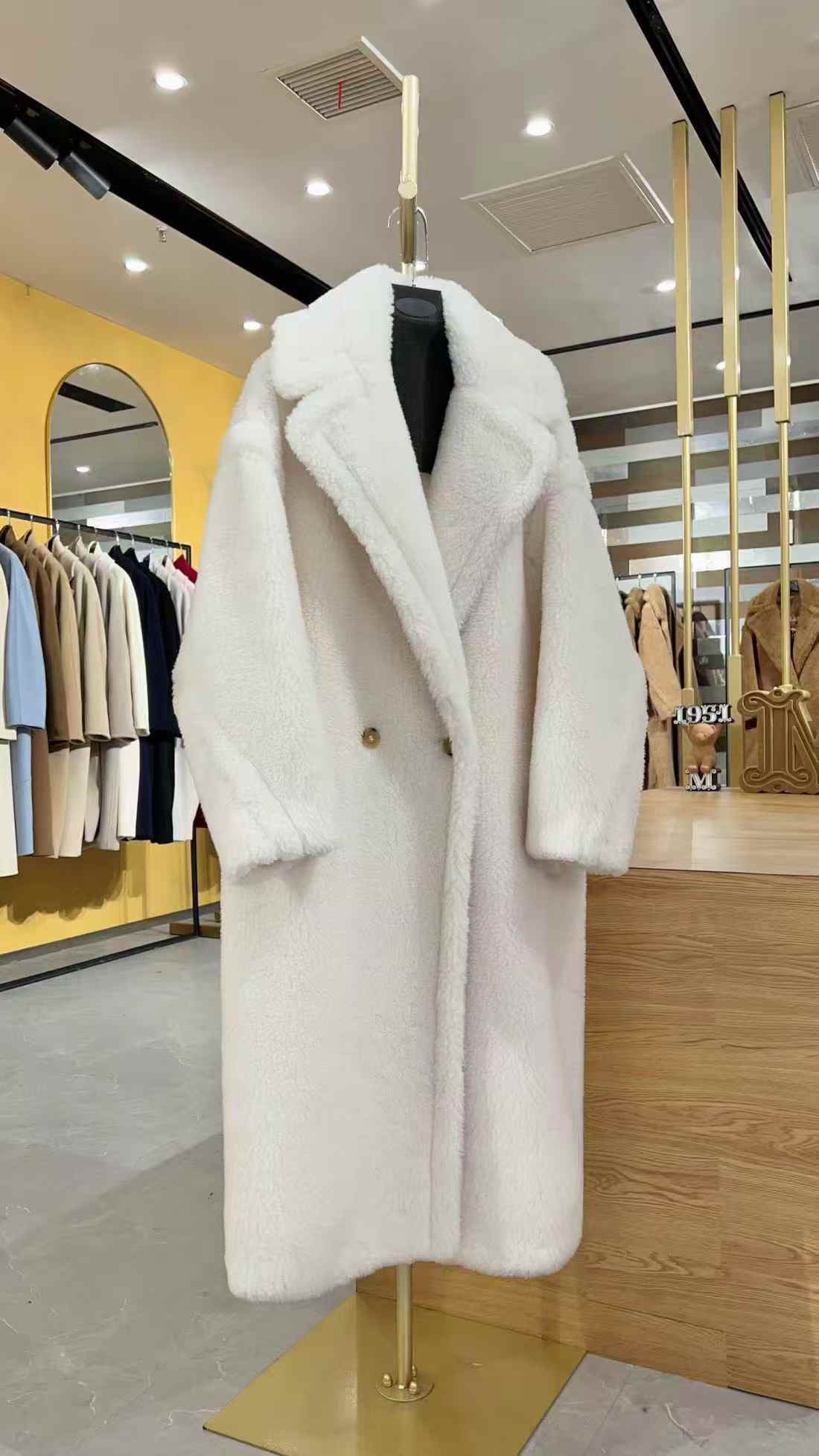 NO:637336,Teddy coat (cream white) Ins fashion blogger owns one, Fan Bingbing, Liu Yifei, Dilmurat Dilraba, Victoria Victoria, Kun Ling, baby, Ni Ni, Liu Tao, and other international stars are a must-have when going out. It is a street photography tool, extremely cute, and an age-reducing artifact. The teddy bear is officially launched, Max Mara-clothing, alexander wang19860909泰迪大衣（奶油白） ins时尚博主人手一件,范冰冰、刘亦菲、迪丽热巴、宋茜、昆凌、baby、倪妮,刘涛,等国际明星出街必备,集街拍利器,可爱至极,减龄神器于一身的泰迪熊正式上线,麦丝玛拉-服装,alexander wang,Women's clothing