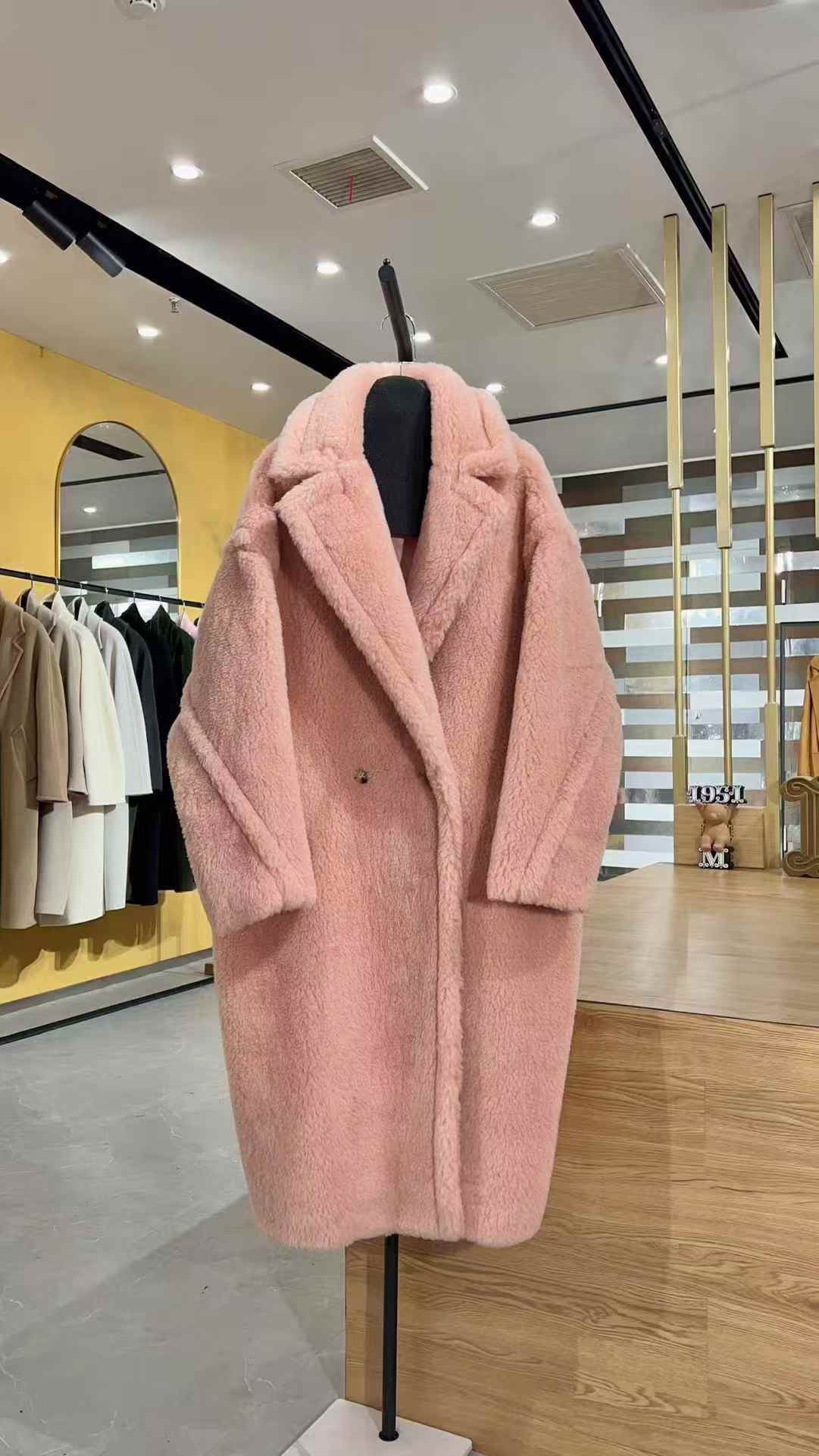 NO:637342,Teddy coat (smoke powder) is a must-have for ins fashion bloggers, Fan Bingbing, Liu Yifei, Dilmurat Dilraba, Victoria Victoria, Kun Ling, baby, Ni Ni, Liu Tao, and other international stars. It is a street photography tool, extremely cute, and an age-reducing artifact. The teddy bear is officially launched, Max Mara-clothing, alexander wang19860909泰迪大衣（烟粉） ins时尚博主人手一件,范冰冰、刘亦菲、迪丽热巴、宋茜、昆凌、baby、倪妮,刘涛,等国际明星出街必备,集街拍利器,可爱至极,减龄神器于一身的泰迪熊正式上线,麦丝玛拉-服装,alexander wang,Women's clothing