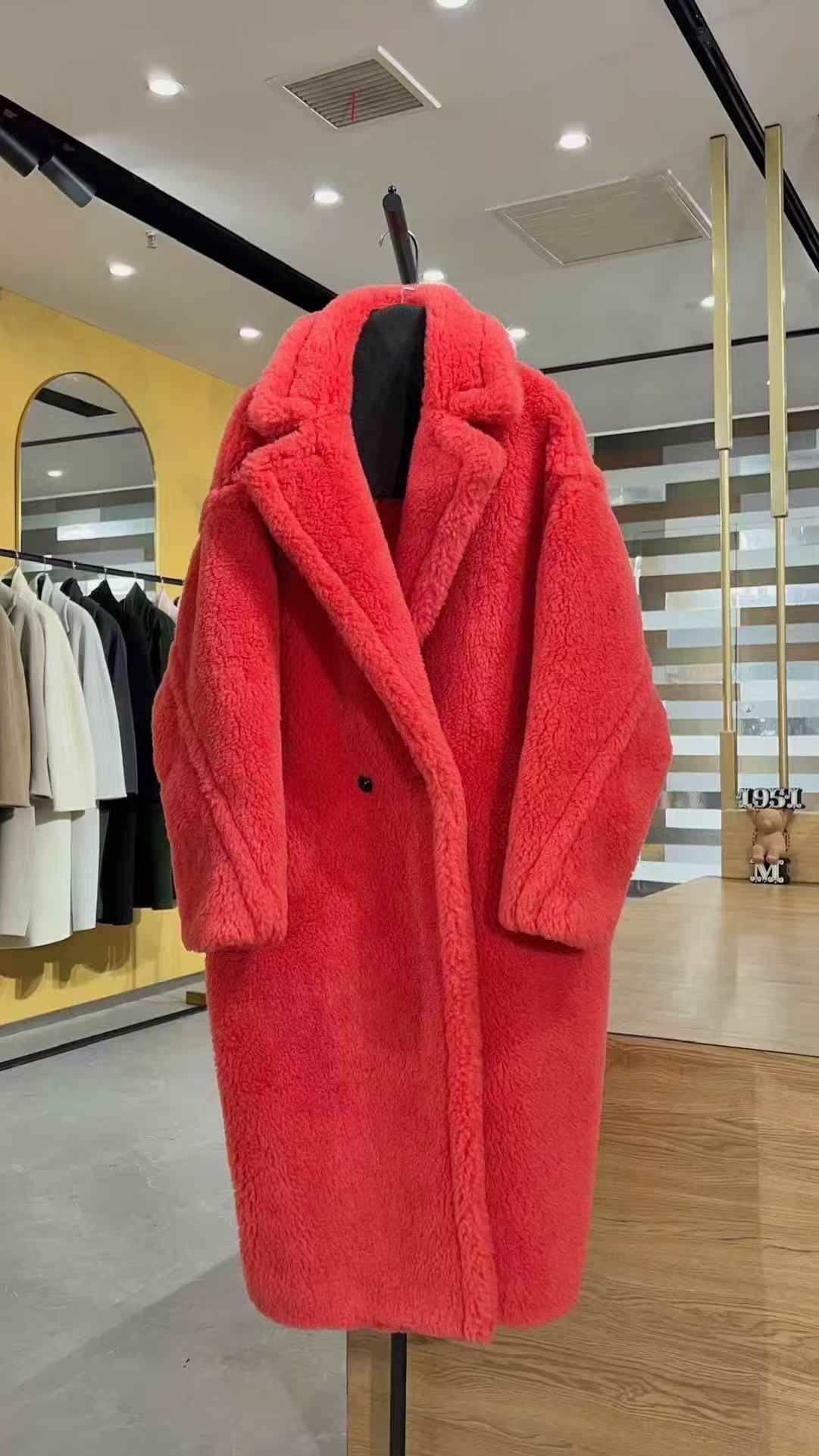 NO:637348,Teddy coat (watermelon red) is a must-have for ins fashion bloggers, Fan Bingbing, Liu Yifei, Dilmurat Dilraba, Victoria Victoria, Kun Ling, baby, Ni Ni, Liu Tao, and other international stars. It is a street photography tool, extremely cute, and an age-reducing tool. The teddy bear is officially launched, Max Mara-clothing, alexander wang19860909泰迪大衣（西瓜红） ins时尚博主人手一件,范冰冰、刘亦菲、迪丽热巴、宋茜、昆凌、baby、倪妮,刘涛,等国际明星出街必备,集街拍利器,可爱至极,减龄神器于一身的泰迪熊正式上线,麦丝玛拉-服装,alexander wang,Women's clothing
