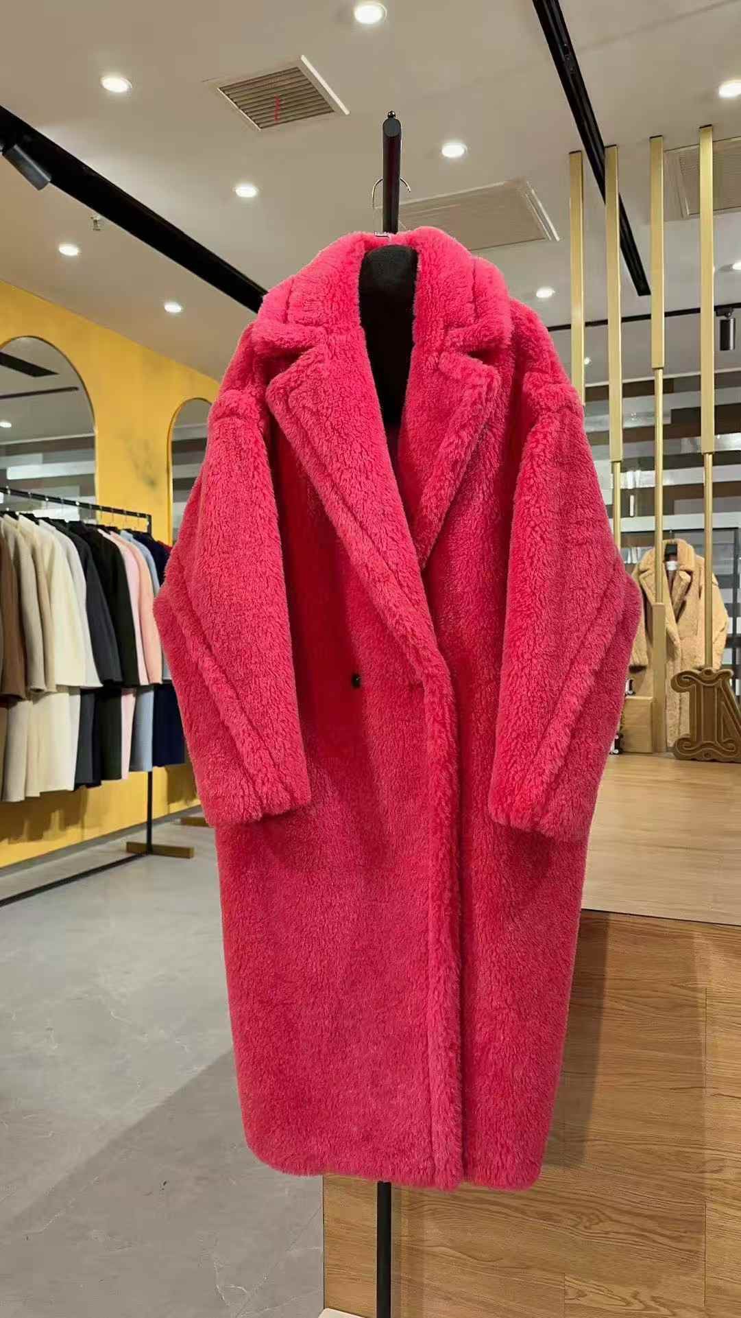 NO:637350,Teddy coat (dragon fruit red/rose red) is a hand-picked one by ins fashion bloggers. Fan Bingbing, Liu Yifei, Dilmurat Dilmurat, Song Qian, Kunling, Baby, Ni Ni, Liu Tao, and other international stars are a must-have when going out on the street. The teddy bear is a tool for street photography, extremely cute, and an age-reducing artifact. It is officially launched. Maxmara-clothing, alexander wang19860909泰迪大衣（火龙果红/玫红） ins时尚博主人手一件,范冰冰、刘亦菲、迪丽热巴、宋茜、昆凌、baby、倪妮,刘涛,等国际明星出街必备,集街拍利器,可爱至极,减龄神器于一身的泰迪熊正式上线,麦丝玛拉-服装,alexander wang,Women's clothing