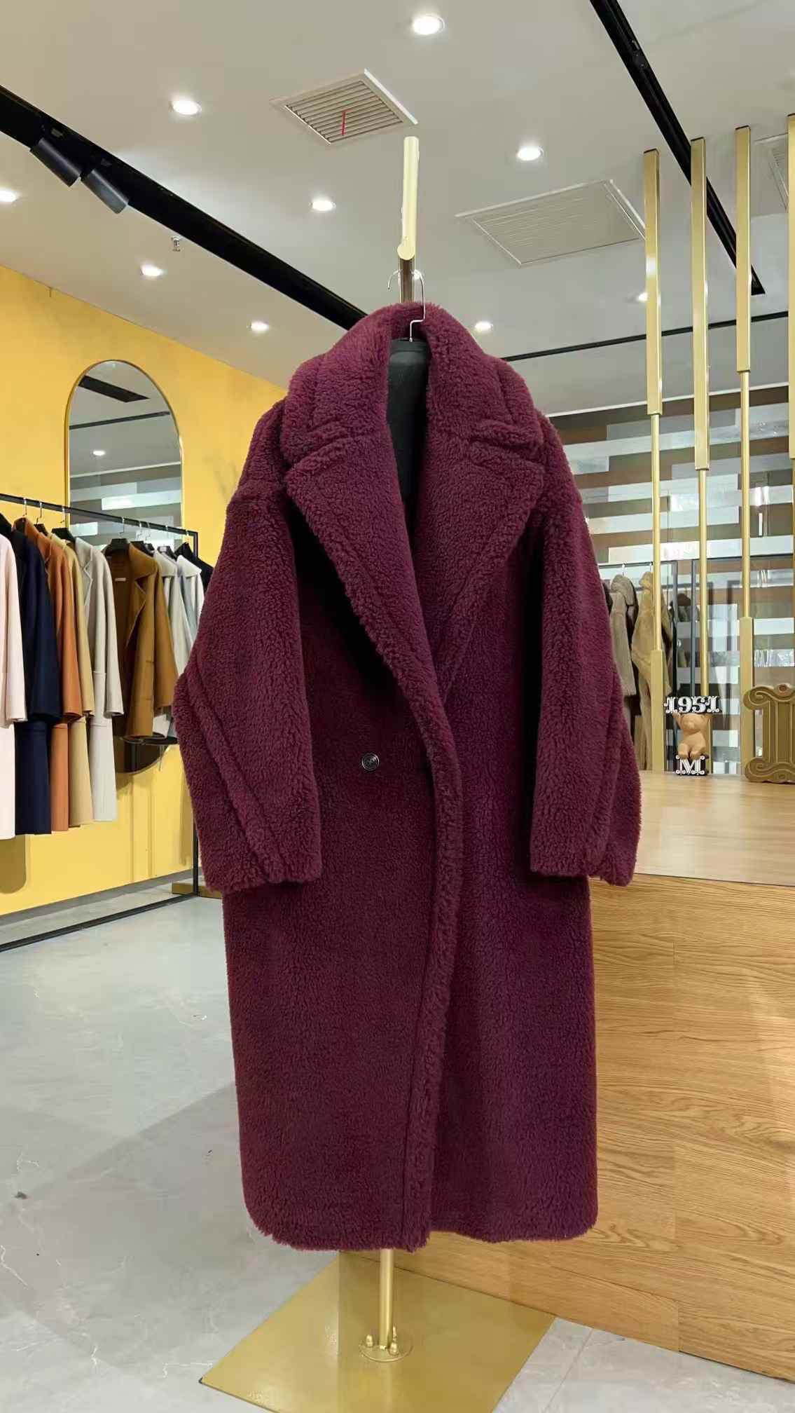 NO:637352,Teddy coat (burgundy) is a must-have for ins fashion bloggers, Fan Bingbing, Liu Yifei, Dilmurat Dilraba, Victoria Victoria, Kun Ling, baby, Ni Ni, Liu Tao, and other international stars. It is a must-have for street photography, extremely cute, and an age-reducing tool. The teddy bear is officially launched, Max Mara-clothing, alexander wang19860909泰迪大衣（酒红色） ins时尚博主人手一件,范冰冰、刘亦菲、迪丽热巴、宋茜、昆凌、baby、倪妮,刘涛,等国际明星出街必备,集街拍利器,可爱至极,减龄神器于一身的泰迪熊正式上线,麦丝玛拉-服装,alexander wang,Women's clothing