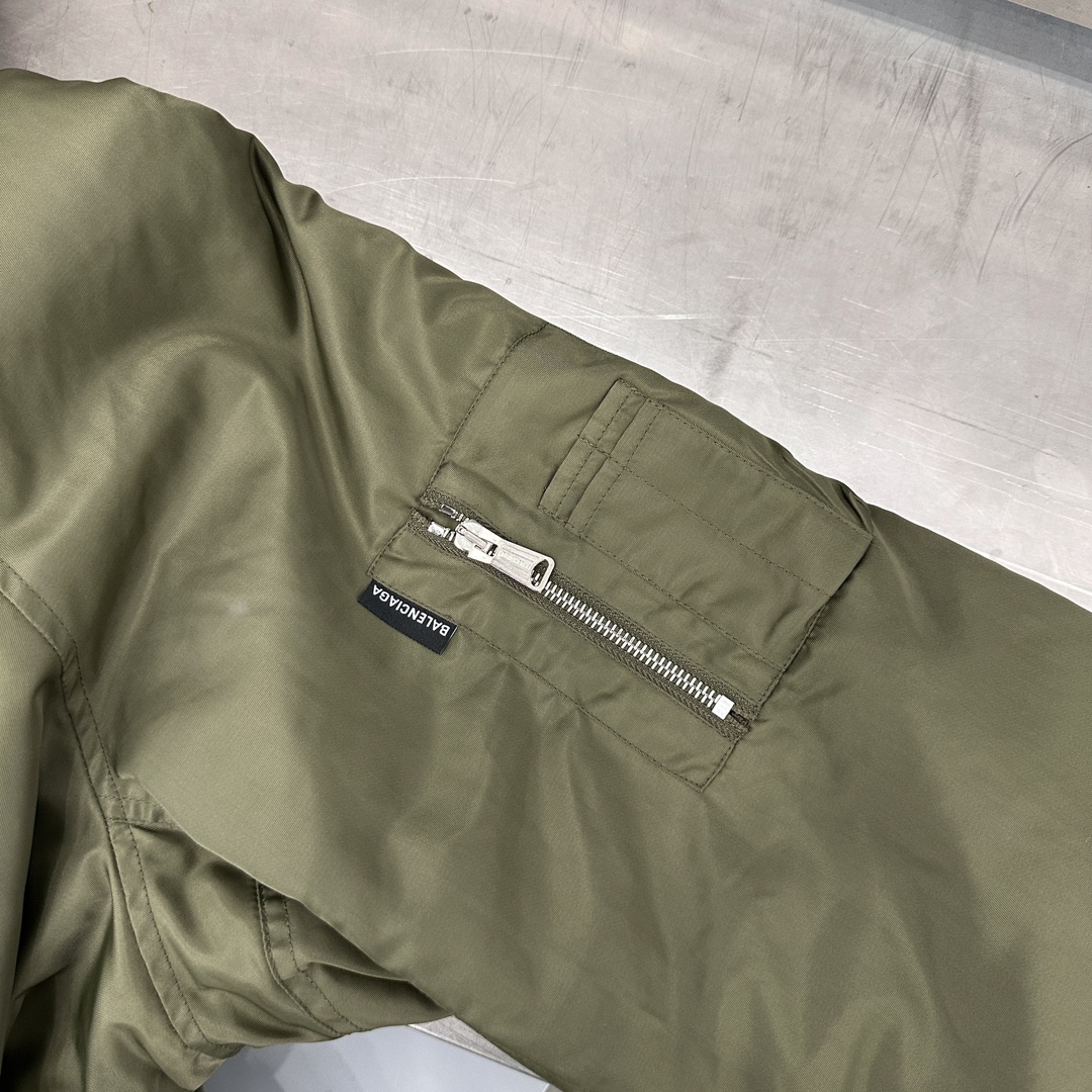 🌾 NEW｜新款棉服，进口再生尼龙面料，厚实保暖手感顺滑，工装多口袋设计实用性强，腰部抽绳可调节，长款版