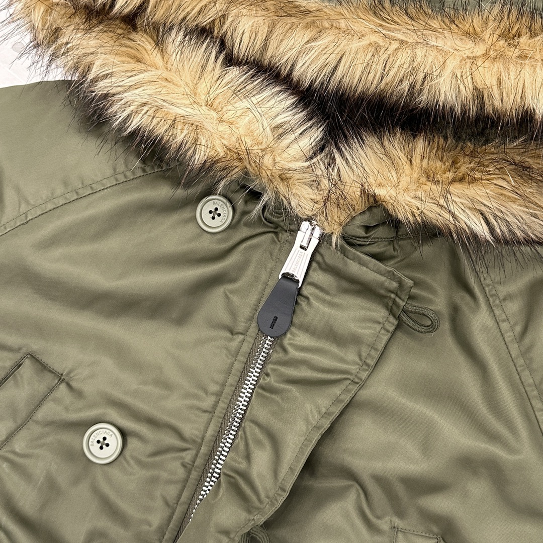 🌾 NEW｜新款棉服，进口再生尼龙面料，厚实保暖手感顺滑，工装多口袋设计实用性强，腰部抽绳可调节，长款版