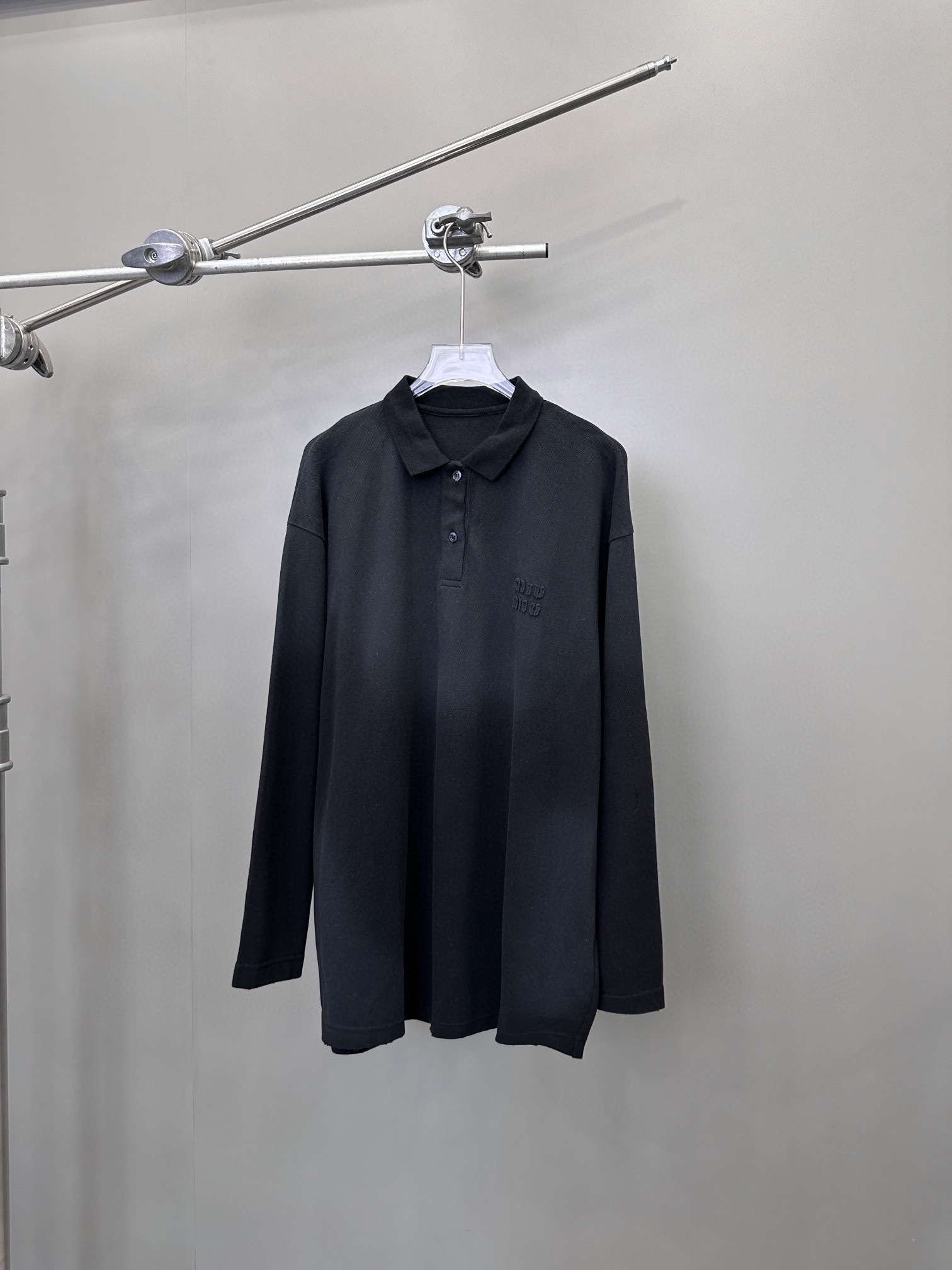 NO:686877,MIU｜New style long sleeves, pure cotton fabric, waffle texture details are great, the whole body is heavily distressed and spray-painted, the polo version is smart and full of taste, the loose version is the same for men and women, size Sml,,miumiu,19860909MIU｜新款长袖,纯棉面料,华夫纹理细节质感超棒,整身重工做旧喷色处理,polo版型高智味十足,宽松版型男女同款,尺码Sml,,miumiu,,Women's clothing