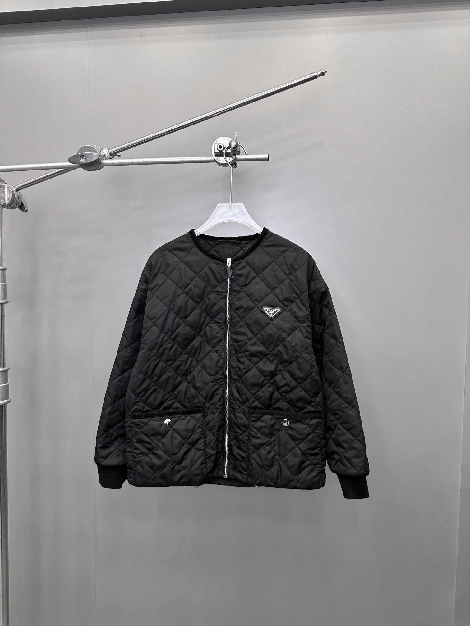 NO:666457,P Home｜New cotton clothing, imported technical fabric, quilted lining, diamond-shaped honing process, not easy to run away, strong tolerability, original molded hardware, classic triangle logo decoration on the chest, size Sml [washing instructions recommended dry cleaning],,  19860909P家｜新款棉服,进口科技面布,内胆夹棉,菱形珩缝工艺,不易跑棉,版型包容性强,原版开模五金,胸前经典三角徽标装饰,尺码Sml ［洗涤须知建议干洗］,, ,Women's clothing