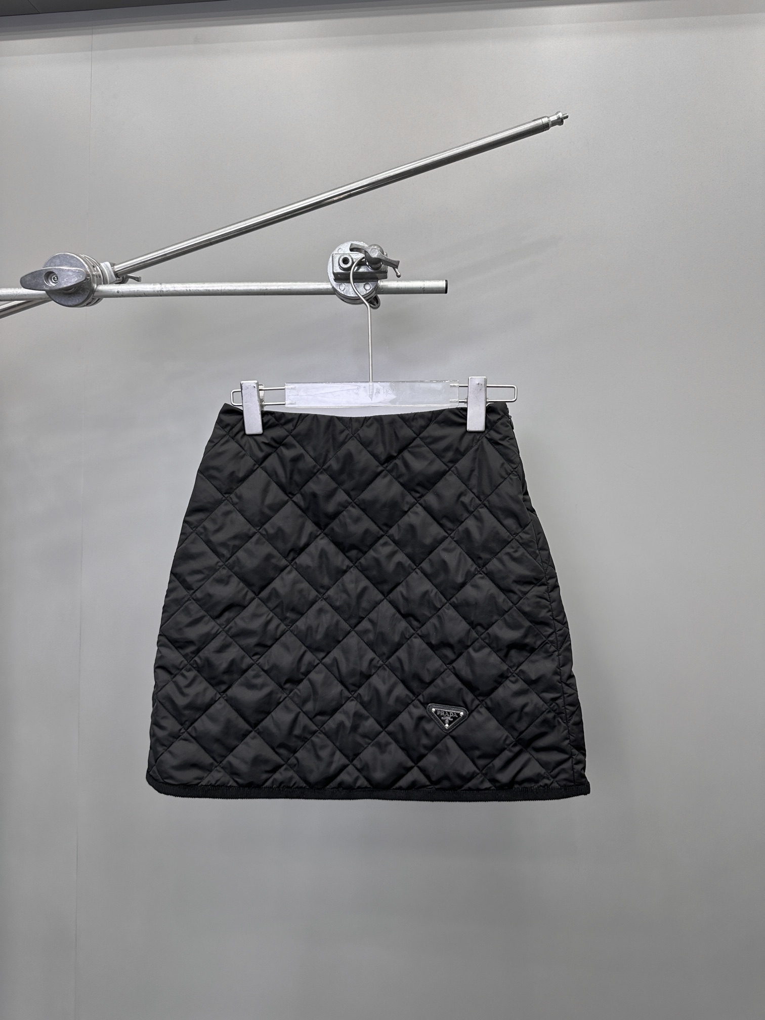 NO:666442,p Home | New style skirt, imported technical fabric, quilted lining to keep warm and comfortable, diamond-shaped quilting technology, not easy to run away, corduroy hem binding, A-line version slimming and not unflattering, size Sml [washing instructions recommended dry cleaning],, skirts,  19860909p家｜新款短裙,进口科技面布,夹棉内胆保暖舒适,菱形珩缝工艺,不易跑棉,下摆灯芯绒包边,a字版型显瘦不挑人,尺码Sml ［洗涤须知建议干洗］,,skirts, ,Women's clothing