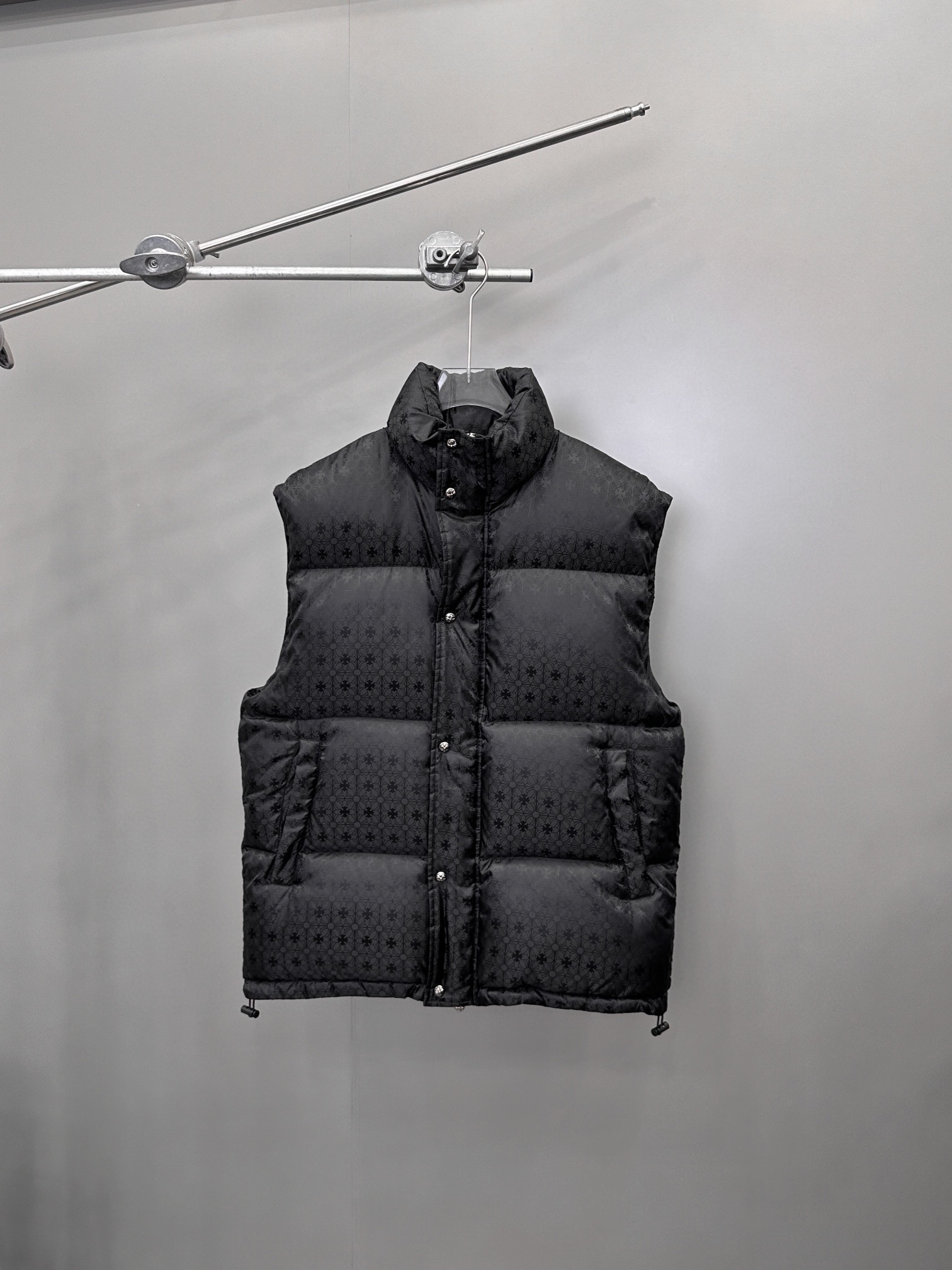 NO:666061,Comes with dust bag Chrome hearts｜New style vest, imported fiber fabric, dark jacquard texture, 90% white duck down filling in the inner liner to keep warm and windproof, loose fit for men and women, adjustable drawstring at the hem, size Sml,, chrome hearts,  19860909配防尘袋克罗心｜新款马甲,进口纤维面布,暗纹提花肌理感十足,内胆90白鸭绒填充保暖防风,宽松版型男女同款,下摆抽绳可调节,尺码Sml,,chrome hearts, ,Women's clothing