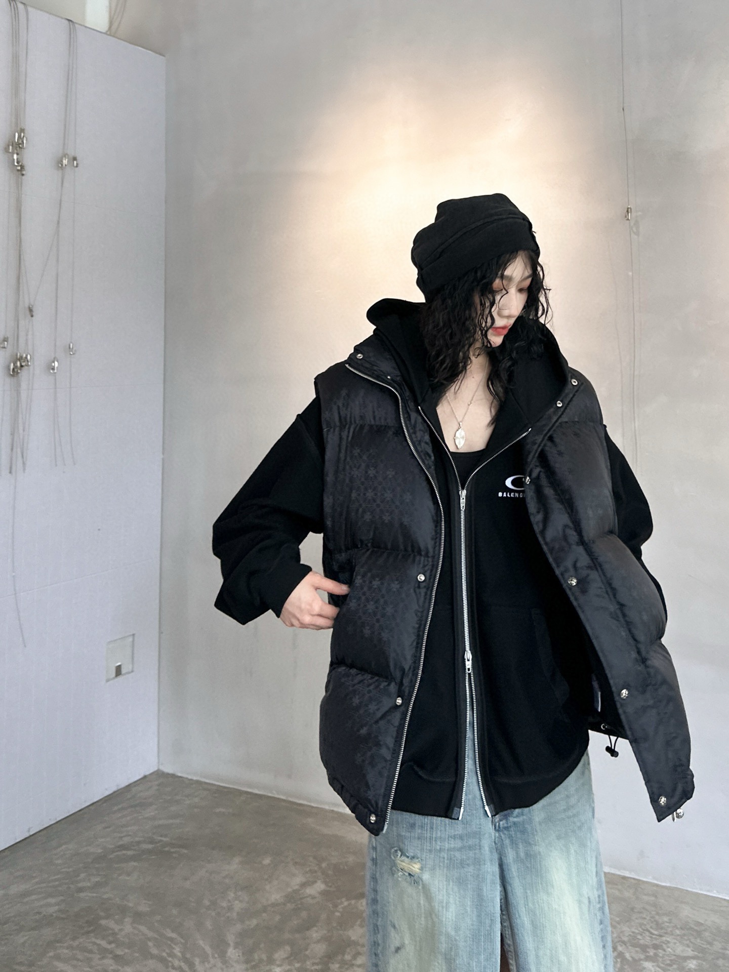 NO:666064,Chrome hearts｜New style vest, imported fiber fabric, dark jacquard texture, 90% white duck down filling in the liner to keep warm and windproof, loose fit, same style for men and women, adjustable drawstring at the hem, size Sml,, chrome hearts,  19860909克罗心｜新款马甲,进口纤维面布,暗纹提花肌理感十足,内胆90白鸭绒填充保暖防风,宽松版型男女同款,下摆抽绳可调节,尺码Sml,,chrome hearts, ,Women's clothing