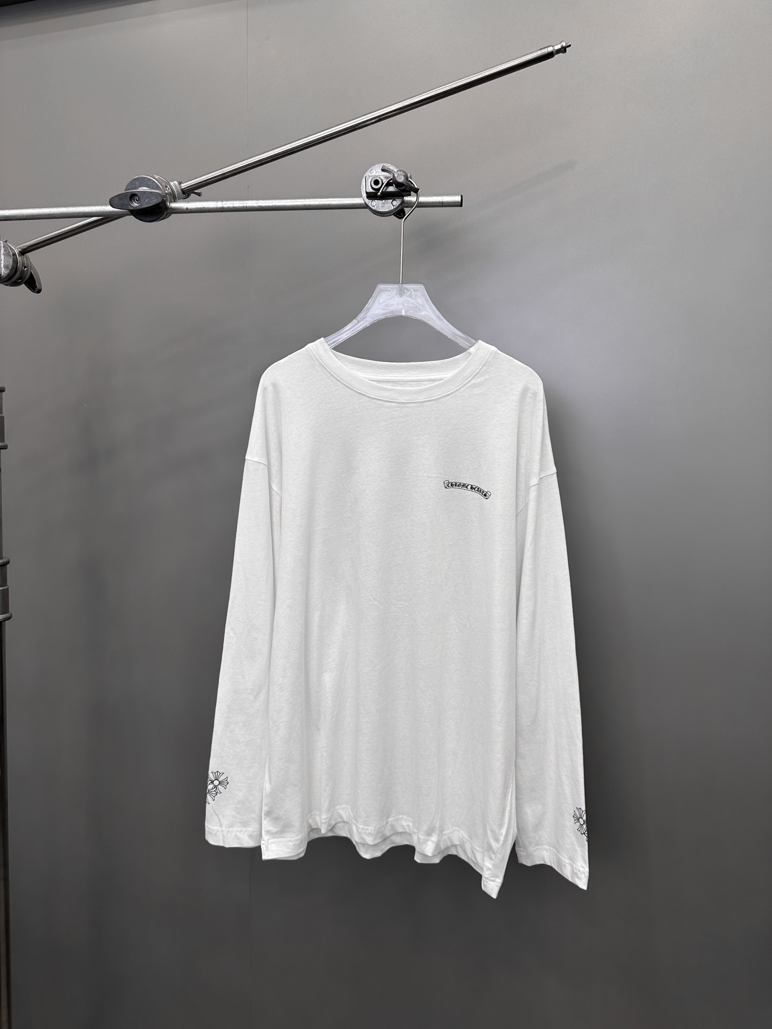 NO:868978,Chrome Hearts | New long-sleeved T-shirt, pure cotton fabric is soft and slim, hooded style is sporty and casual, classic offset logo design on the chest, front and back, size Sml [Washing Instructions Cotton, hand wash recommended, gentle, wash with warm or cold water below 30℃, separate dark and light colors during washing, not suitable for exposure to the sun], chrome hearts, tees, t-shirt, hats,19860909克罗心｜新款长袖t恤,纯棉面料柔软修身,连帽版型运动休闲,胸前后背经典胶印logo设计,尺码Sml ［洗涤须知棉质,建议手洗,力度轻柔,使用30℃以下温水或冷水洗涤,洗涤时深浅颜色分开,不宜暴晒］,,chrome hearts,tees，t-shirt,hats,,Women's clothing