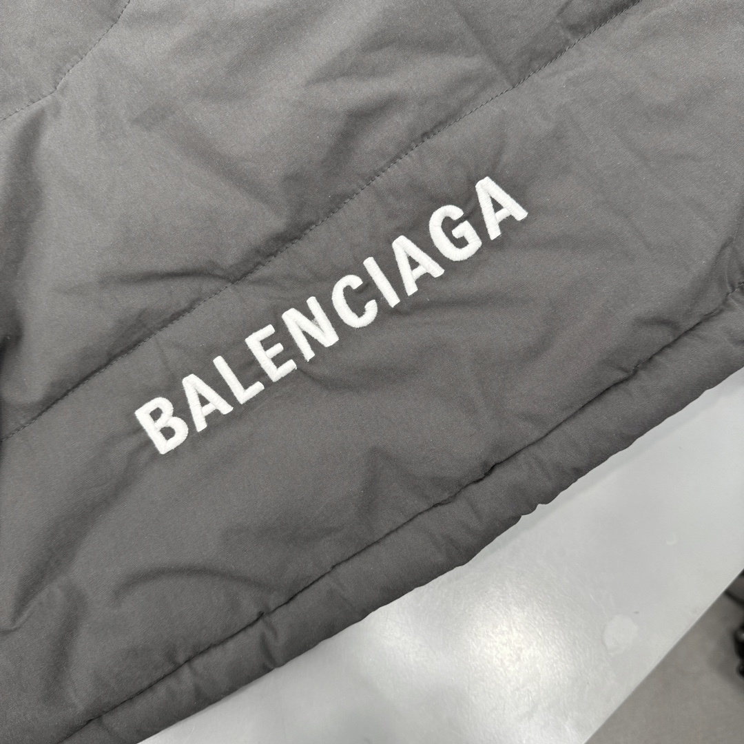 BAL秋冬新款工装厚外套专柜20500购入我们定制专属面料采用进口夹棉保暖效果非常好修饰娇好的身材就是这