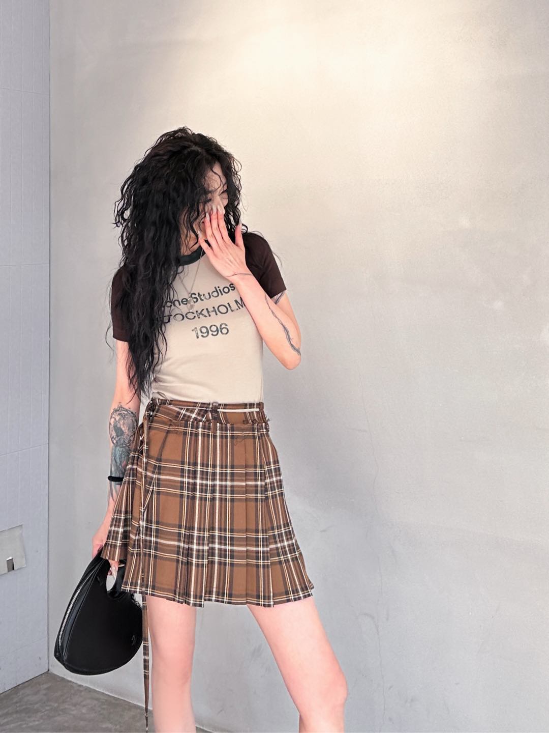 NO:295156,ACNE｜New T-shirt, pure cotton fabric, classic raglan sleeve design, contrasting color design sweet and cool, classic letter printing pattern on the front and back of the chest, size Sml [Washing instructions: The water temperature should not exceed 40℃ when washing, squeeze and wash, avoid twisting, should be spread out and dry, do not expose the sun],,acne studios,tees, t-shirt,alexander wang19860909ACNE｜新款t恤,纯棉面料,经典插肩袖设计,撞色设计甜酷满分,胸前后背搭配经典字母印花图案,尺码Sml ［洗涤须知洗涤时水温不超过40℃,挤压洗,忌拧绞,宜摊阴干,勿暴晒］,,acne studios,tees，t-shirt,alexander wang,Women's clothing