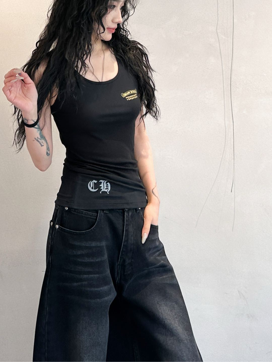 NO:295152,Croxin｜New vest, elastic cotton fabric, soft, comfortable, slim and slim, with a gold-toned pattern on the front and back of the chest and back, full of artistic sense, high elasticity and slimming without picking people, size Sml, chrome hearts, alexander wang19860909克罗心｜新款背心,弹力棉面料柔软舒适修身显瘦,胸前后背烫金图案艺术感十足,高弹力显瘦不挑人,尺码Sml,,chrome hearts,alexander wang,Women's clothing