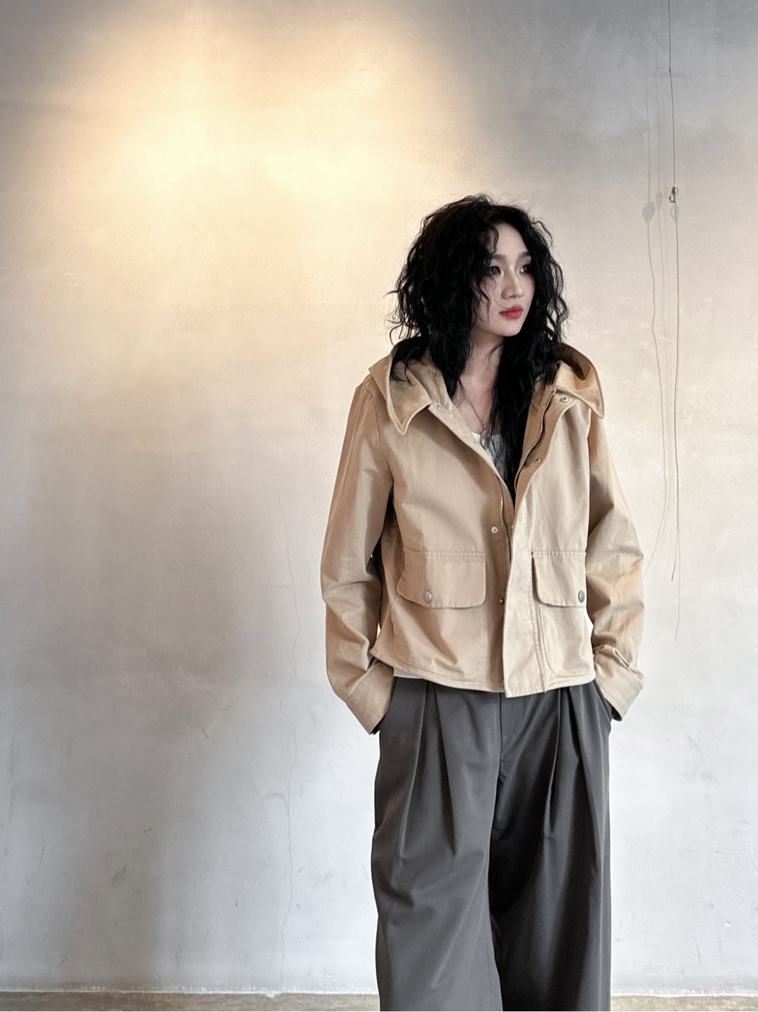 NO:295986,P Home | New windbreaker jacket, pure cotton fabric, collar hem with metal fish bones, various ways to wear, the back hollow triangle logo is full of design sense, short style makes you look taller and slimmer, size Sml, jackets & coats, alexander wang19860909P家｜新款风衣外套,纯棉面料,领口下摆搭配金属鱼骨,多种穿法随意搭配,后背镂空三角徽标设计感十足,短款版型显高显瘦,尺码Sml,,jackets & coats,alexander wang,Women's clothing