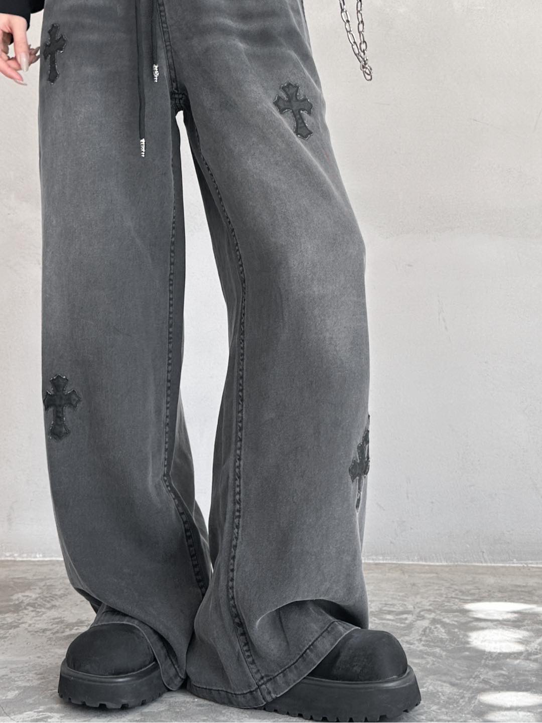 NO:295971,Croxin｜New trousers, Tencel denim fabric is light and breathable, not stuffy, the whole body is heavy-work and old washing process, customized leather three-dimensional logo design is low-key and textured, straight-tube style makes it look slim and slim, size Sml [Washing instructions are made of silk-specific detergent, the water temperature does not exceed 40℃ when washing, squeeze and wash, avoid twisting, it is advisable to spread the shade and dry, and do not expose the sun], chrome hearts, alexander wang19860909克罗心｜新款长裤,天丝牛仔面料轻薄透气不闷热,整身重工做旧水洗工艺搭配定制皮面立体徽标设计低调有质感,直筒版型显瘦修身,尺码Sml［洗涤须知采用丝质专用洗涤剂,洗涤时水温不超过40℃,挤压洗,忌拧绞,宜摊阴干,勿暴晒］,,chrome hearts,alexander wang,Women's clothing