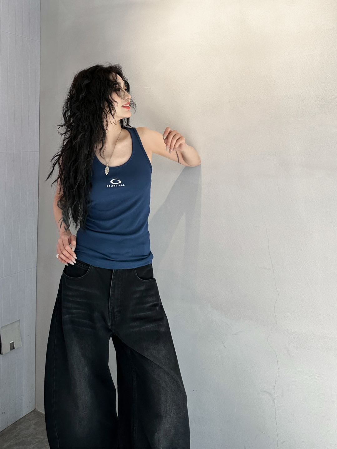 NO:295968,NEW｜New vest, pure cotton fabric, soft and breathable upper body comfortable, high elastic knitted slim fit and slim, classic embroidery logo on the front and back of the chest and back is versatile and fashionable, size Sml [Washing instructions: Pure cotton fabric, recommended to wash with gentle force, use warm water or cold water below 30℃, the dark and light colors are separated when washing, and it is not suitable to be exposed to the sun], alexander wang19860909NEW｜新款背心,纯棉面料,柔软透气上身舒适,高弹力针织修身显瘦,胸前后背经典刺绣logo百搭时尚,尺码Sml ［洗涤须知纯棉面料,建议手洗,力度轻柔,使用30℃以下温水或冷水洗涤,洗涤时深浅颜色分开,不宜暴晒］,,alexander wang,Women's clothing