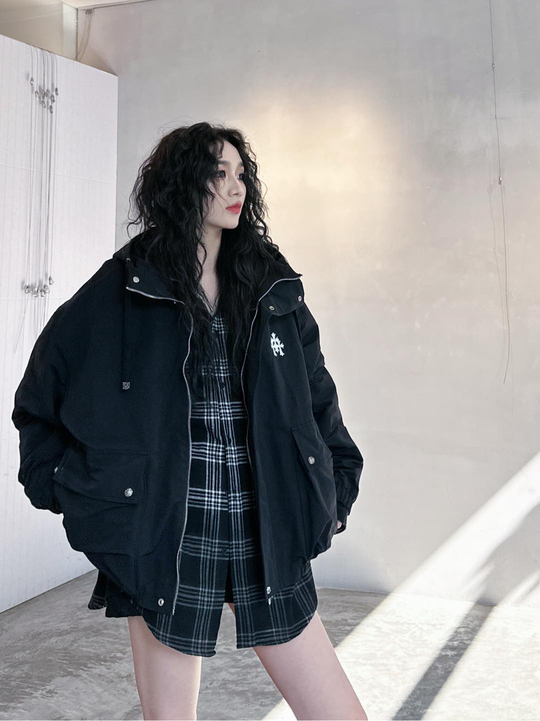 NO:295988,Croxin｜New windbreaker jacket, pure cotton denim cloth, thick texture, fixed dye fabric spliced ​​leather cross logo, paired with open mold custom hardware accessories, elastic band on the hem, loose style for men and women, size Sml, chrome hearts, jackets & coats, alexander wang19860909克罗心｜新款风衣外套,纯棉牛仔面布,厚实有质感,定染面料拼接皮面十字架徽标,搭配开模定制五金配件,下摆弹力带松紧,宽松版型男女同款,尺码Sml,,chrome hearts,jackets & coats,alexander wang,Women's clothing