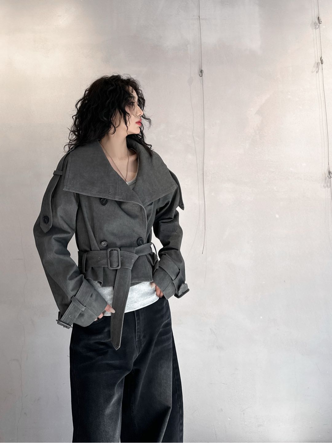 NO:295985,ACNE｜New windbreaker, pure cotton fabric, fixed dyed gray sand color full of high-end feeling, medium length playful and lightweight, free adjustment of silhouette with belt, size Sml, acne studios, alexander wang19860909ACNE｜新款风衣,纯棉面布,定染灰砂色高级感十足,中等长度俏皮轻量感,搭配腰带自由调节廓形,尺码Sml,,acne studios,alexander wang,Women's clothing