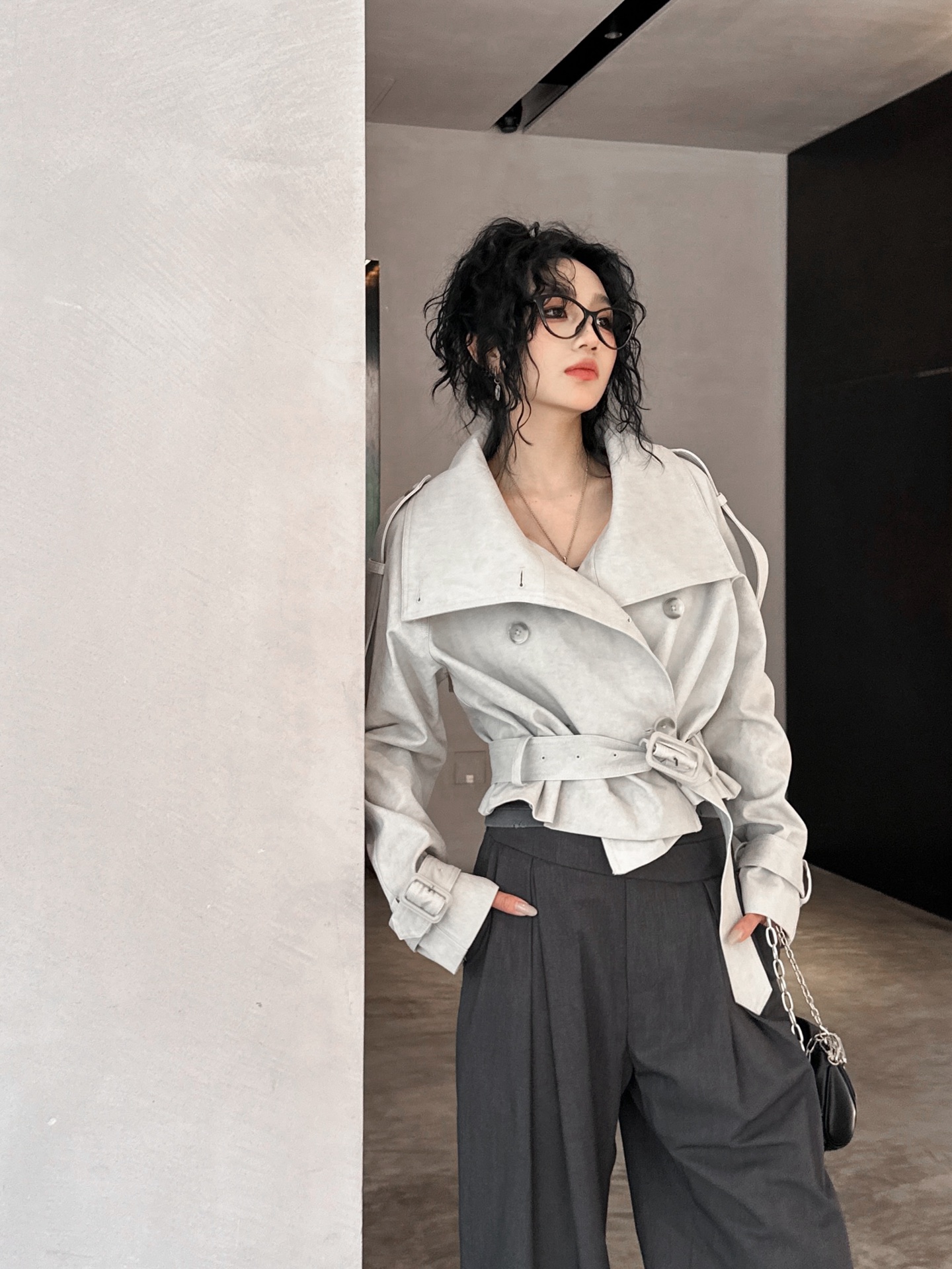 NO:297215,ACNE｜New windbreaker, pure cotton fabric, fixed dyed gray sand color full of high-end feeling, medium length playful and lightweight, free adjustment of silhouette with belt, size Sml, acne studios, alexander wang19860909ACNE｜新款风衣,纯棉面布,定染灰砂色高级感十足,中等长度俏皮轻量感,搭配腰带自由调节廓形,尺码Sml,,acne studios,alexander wang,Women's clothing