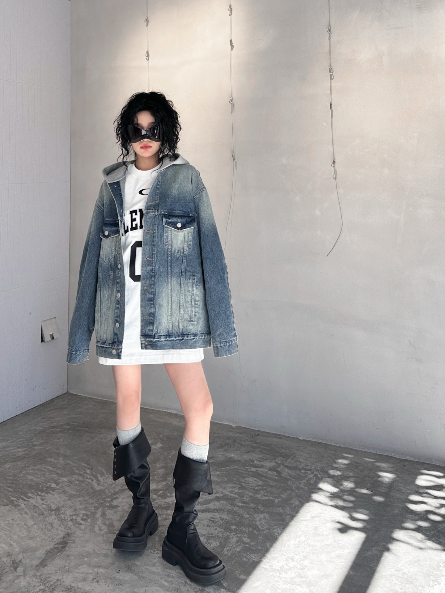 NO:297235,NEW｜New denim jacket, pure cotton denim fabric splicing high gravel terry ring, deconstruction splicing design, hooded style is simple and versatile, old washing process retro and fashionable, loose style same as men and women, size Sml [Washing instructions denim, recommended to wash with gentle force, use warm water or cold water below 30℃, the dark and light colors are separated when washing, and it is not suitable to be exposed to the sun],, jackets & coats, hats, alexander wang19860909NEW｜新款牛仔外套,纯棉牛仔面料拼接高克重毛圈,解构拼接设计感十足,连帽版型简约百搭,做旧水洗工艺复古时尚,宽松版型男女同款,尺码Sml ［洗涤须知牛仔,建议手洗,力度轻柔,使用30℃以下温水或冷水洗涤,洗涤时深浅颜色分开,不宜暴晒］,,jackets & coats,hats,alexander wang,Women's clothing