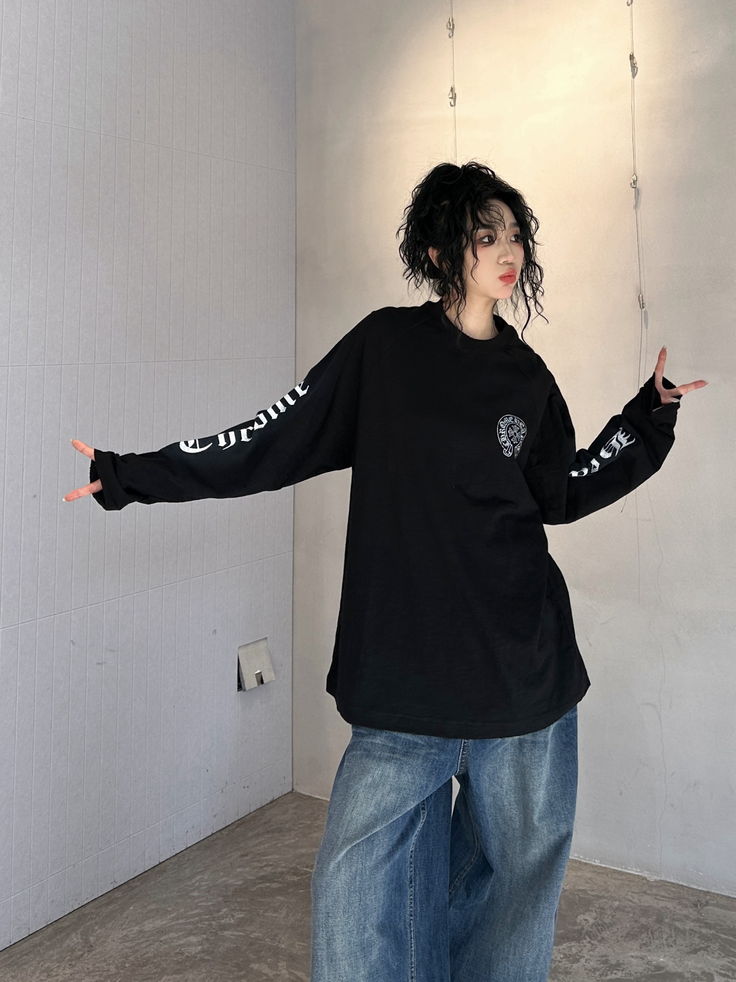 NO:297232,Croxin｜New T-shirt, cotton-linen blended fabric is ultra-thin breathable upper body and skin-friendly, the printing process of front and back of the chest is lazy and casual, the loose style is easy to grasp the atmosphere, size Sml, chrome hearts, tees, t-shirt, alexander wang19860909克罗心｜新款t恤,棉麻混纺面料超薄透气上身亲肤,胸前后背虚印印花工艺慵懒随性,宽松版型轻松拿捏氛围感,尺码Sml,,chrome hearts,tees，t-shirt,alexander wang,Women's clothing