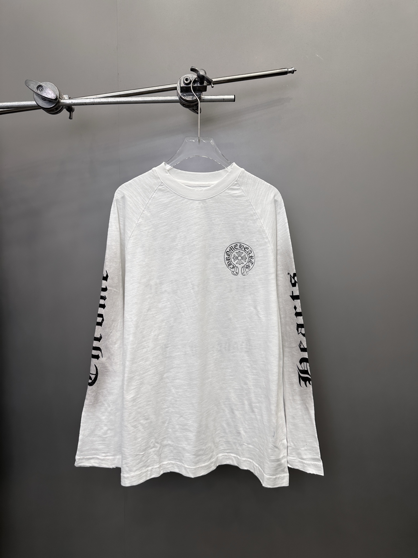 NO:297226,Croxin｜New T-shirt, cotton-linen blended fabric is ultra-thin breathable upper body and skin-friendly, the printing process of front and back of the chest is lazy and casual, the loose style is easy to grasp the atmosphere, size Sml, chrome hearts, tees, t-shirt, alexander wang19860909克罗心｜新款t恤,棉麻混纺面料超薄透气上身亲肤,胸前后背虚印印花工艺慵懒随性,宽松版型轻松拿捏氛围感,尺码Sml,,chrome hearts,tees，t-shirt,alexander wang,Women's clothing