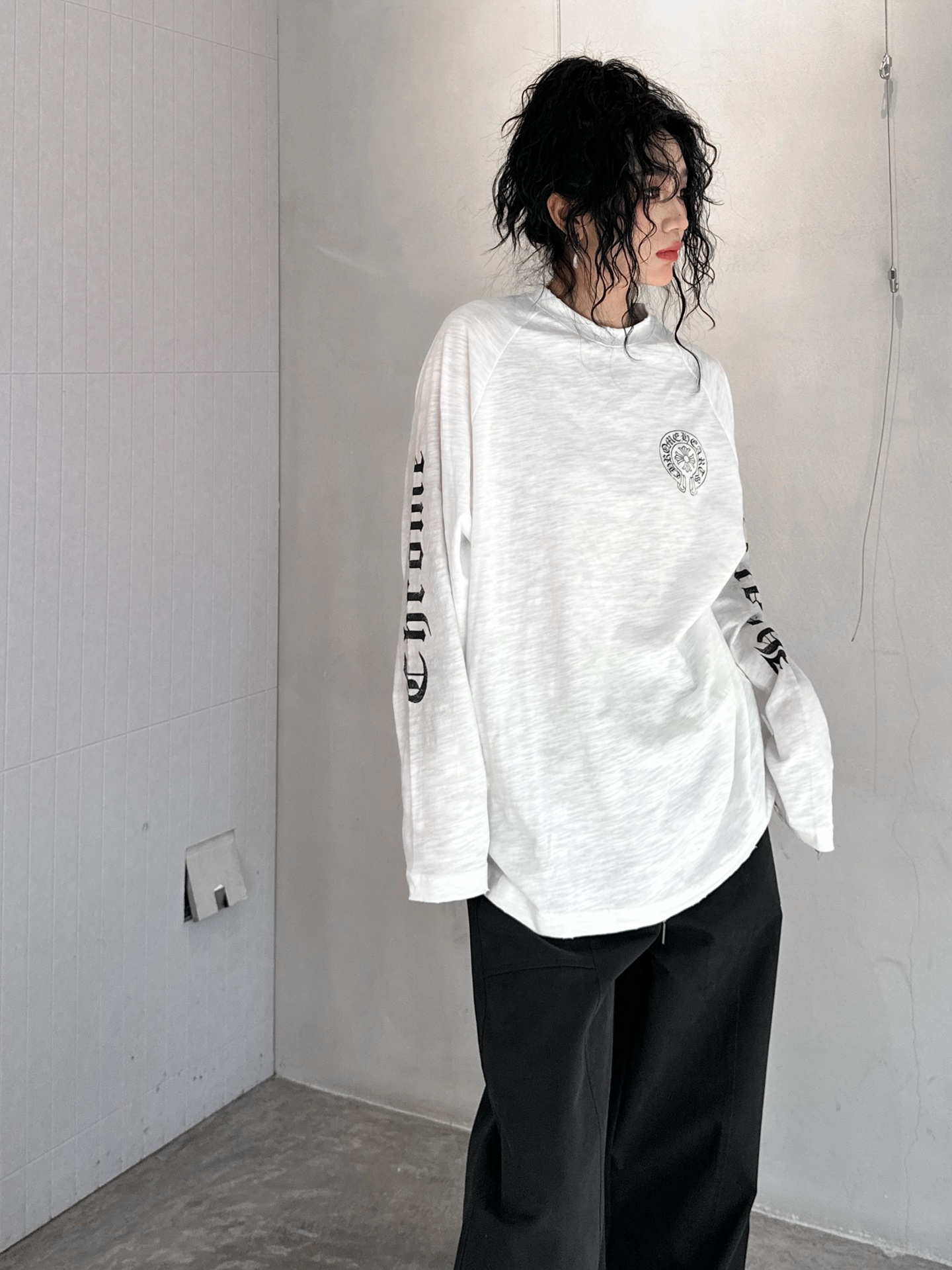 NO:297229,Croxin｜New T-shirt, cotton-linen blended fabric is ultra-thin breathable upper body and skin-friendly, the printing process of front and back of the chest is lazy and casual, the loose style is easy to grasp the atmosphere, size Sml, chrome hearts, tees, t-shirt, alexander wang19860909克罗心｜新款t恤,棉麻混纺面料超薄透气上身亲肤,胸前后背虚印印花工艺慵懒随性,宽松版型轻松拿捏氛围感,尺码Sml,,chrome hearts,tees，t-shirt,alexander wang,Women's clothing