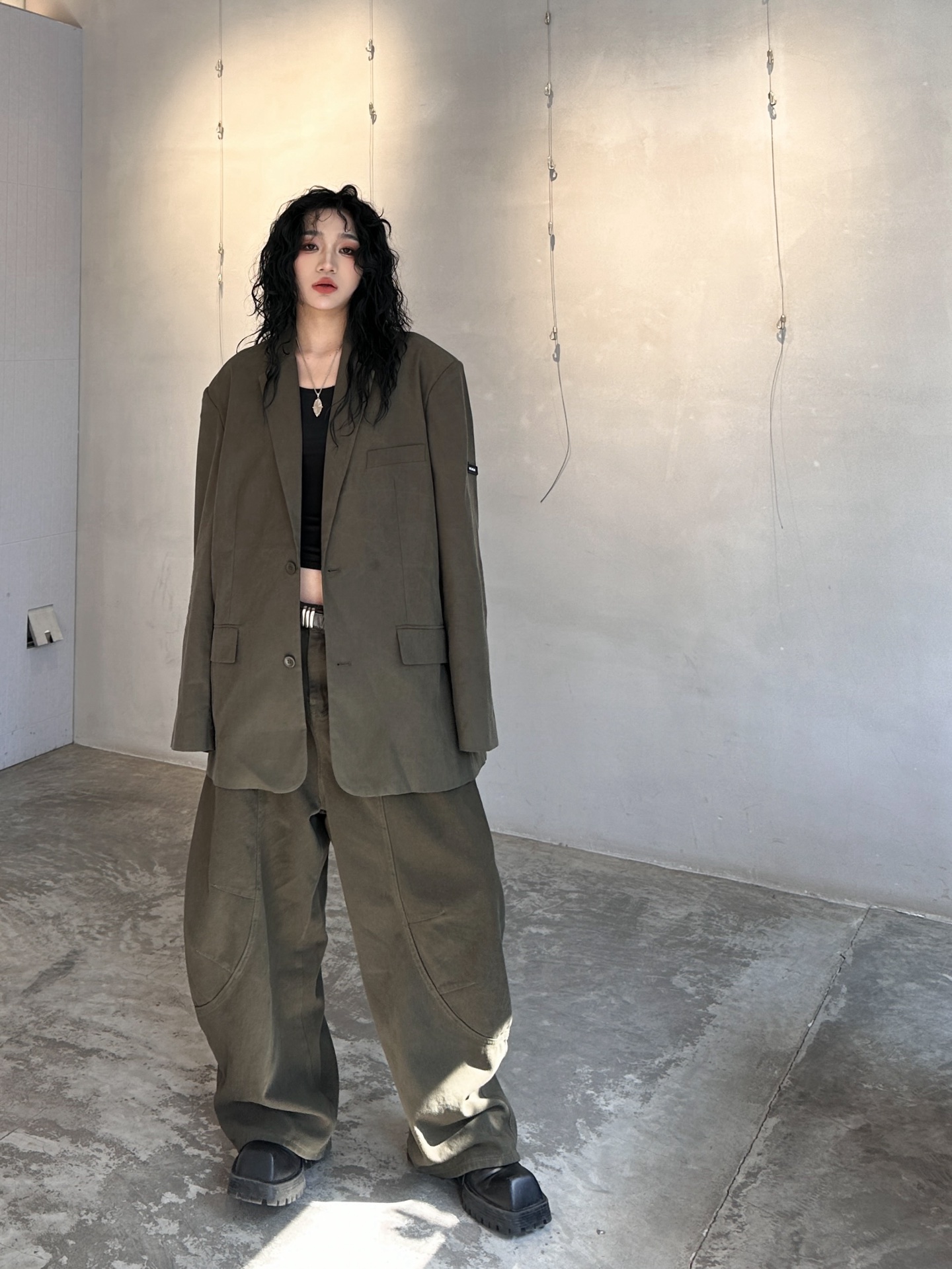 NO:298257,Bal's classic silhouette suit with iconic side markers, the elbows and the wrinkles behind the gameplay get rid of the restraint of a regular suit jacket. The material of copper ammonia is awesome, and the upper body instantly turns into a paper person!  Overall, it is a single product size SML with a high-profile matching rate, jackets & coats, business suit, alexander wang19860909Bal经典廓形西服,带标志性侧标,手肘和背后的褶皱玩法摆脱了中规中矩西装外套的拘束感,铜氨丝的材质垂坠感超棒,上身秒变纸片人！整体来说是日常搭配率爆表的单品尺码SML,,jackets & coats,business suit,alexander wang,Women's clothing