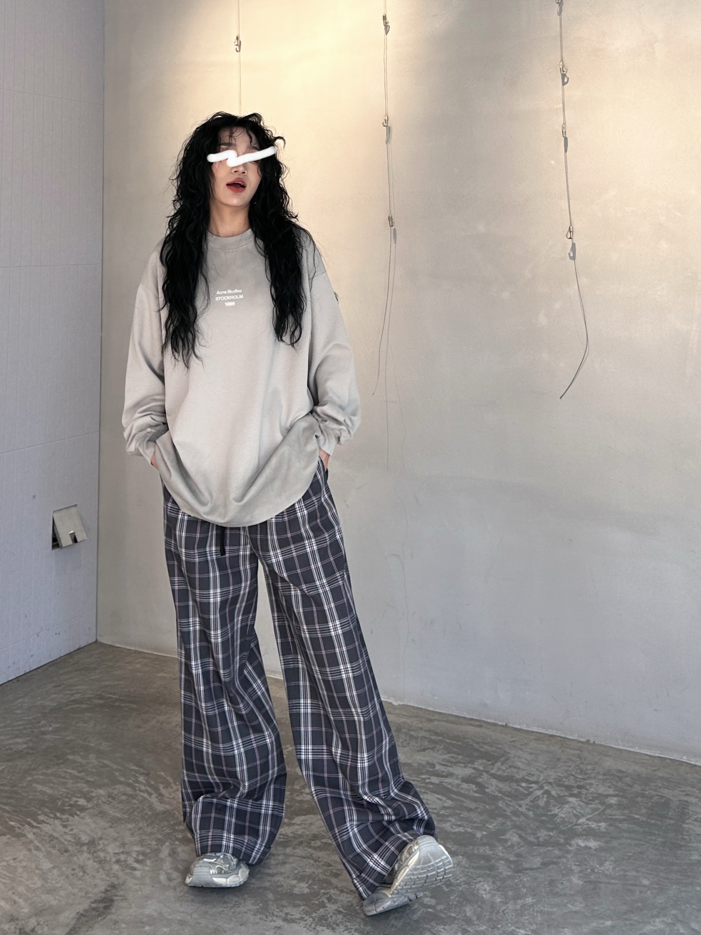 NO:298261,ACNE｜New T-shirt, pure cotton fabric, soft and comfortable upper body, letter printing pattern on the chest, old-fashioned spray treatment, loose style for men and women, size Sml [Washing instructions: The water temperature should not exceed 40℃ when washing, squeeze and wash, avoid twisting, should be spread out and dry, do not expose the sun],,acne studios,tees, t-shirt,alexander wang19860909ACNE｜新款t恤,纯棉面料,手感柔软上身舒适,胸前字母印花图案,整身做旧喷色处理,宽松版型男女同款,尺码Sml ［洗涤须知洗涤时水温不超过40℃,挤压洗,忌拧绞,宜摊阴干,勿暴晒］,,acne studios,tees，t-shirt,alexander wang,Women's clothing