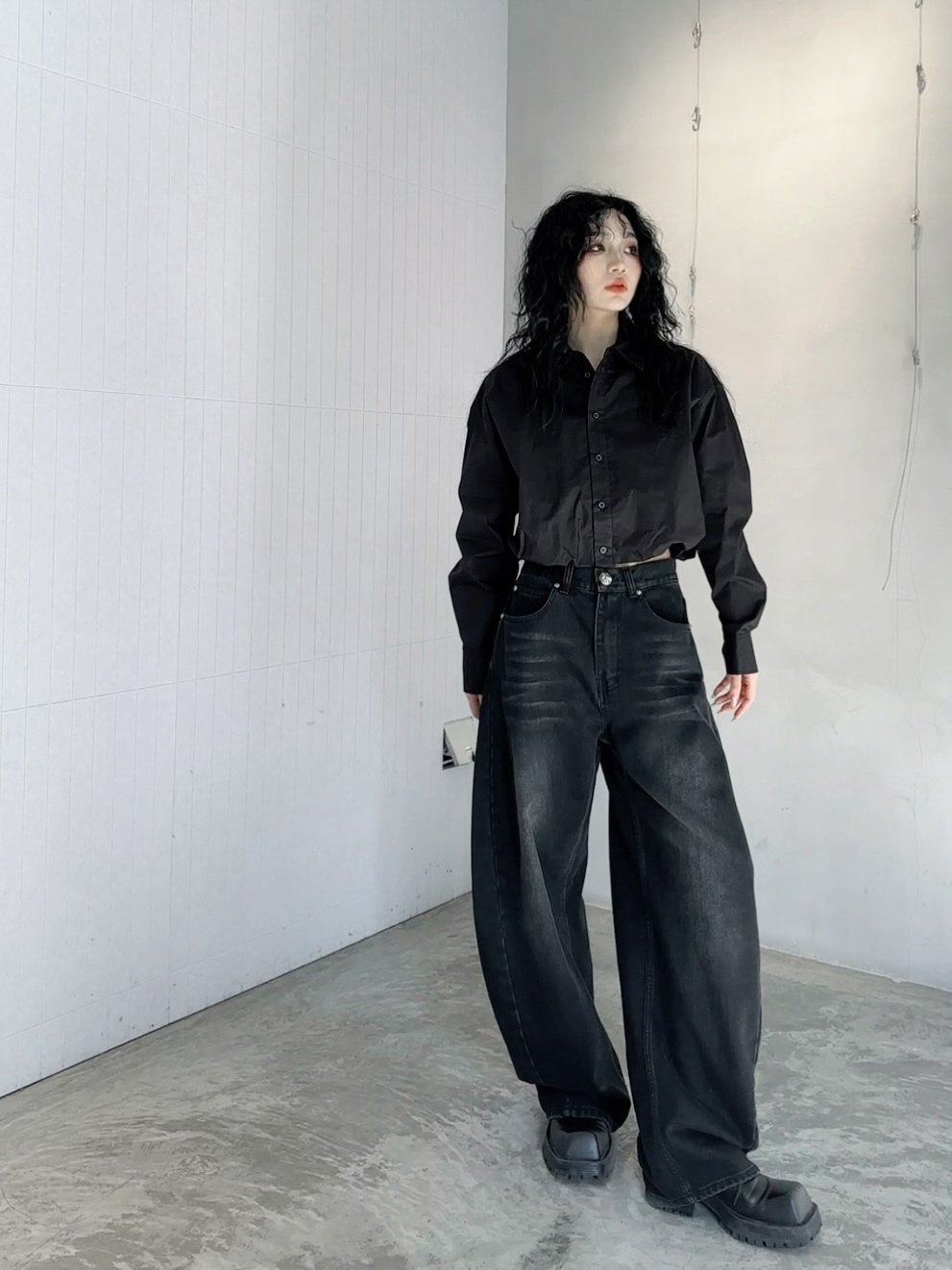 NO:298255,AW｜New shirt, pure cotton fabric, soft and comfortable upper body, hem pleated design makes it slim and versatile, breast matching with applique logo design, size Sml, shirts, alexander wang19860909AW｜新款衬衫,纯棉面料,手感柔软上身舒适,下摆抽褶设计显瘦百搭,胸前搭配贴布徽标设计,尺码Sml,,shirts,alexander wang,Women's clothing