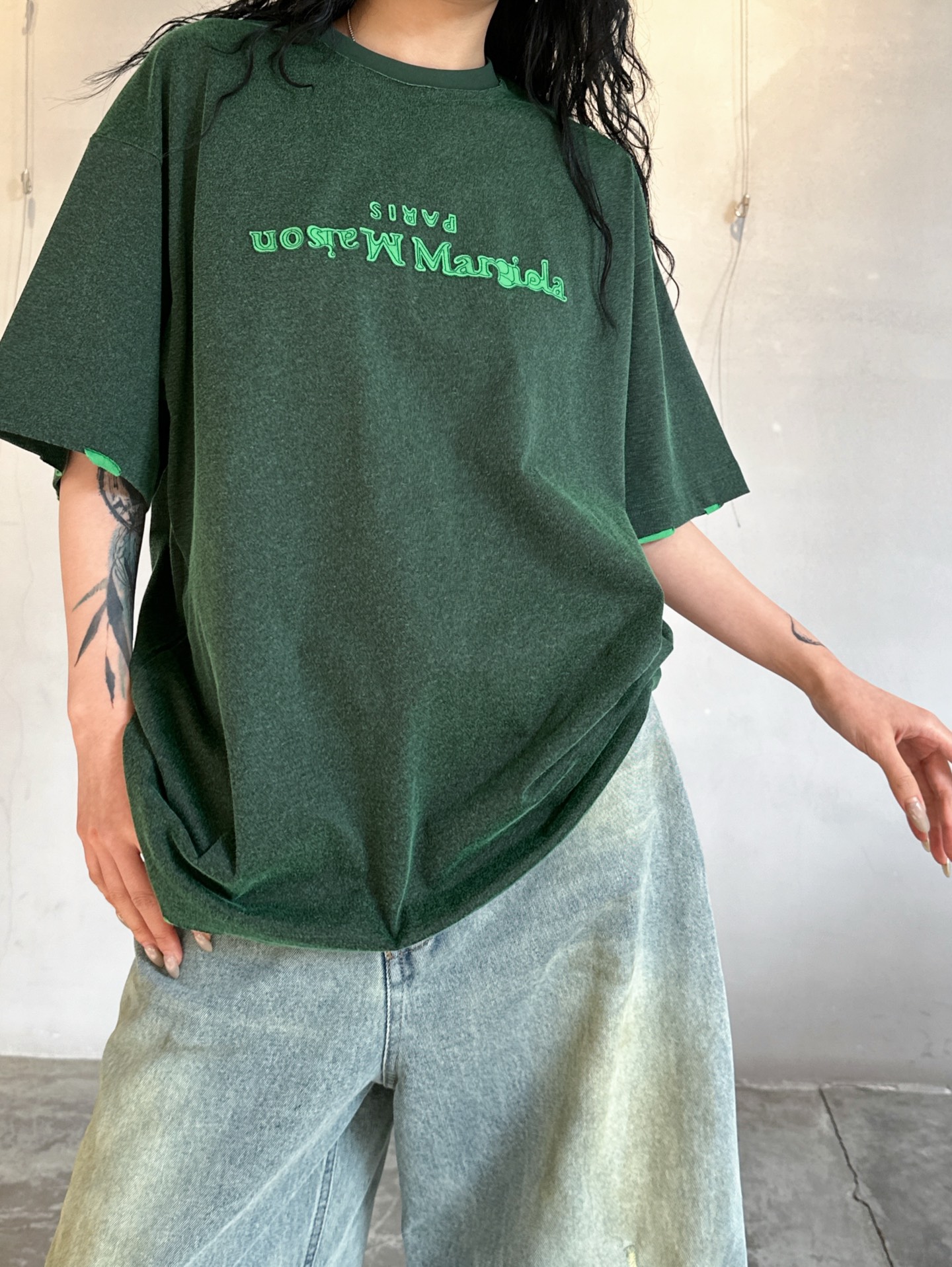 NO:298249,MM6｜New T-shirt, pure cotton fabric feels soft and comfortable on the upper body, two-pin needle reinforcement machine washes and is not easy to deform, the front and back knit double yarn process is full of texture, the breast patch embroidery logo is simple and versatile, the loose style is the same as men and women, size Sml, masion margiela,tees, t-shirt, alexander wang19860909MM6｜新款t恤,纯棉面料手感柔软上身舒适,领口二本针加固机洗不易变形,正反编织双纱工艺质感满满,胸前贴布绣logo简约百搭设计感十足,宽松版型男女同款,尺码Sml,,masion margiela,tees，t-shirt,alexander wang,Women's clothing