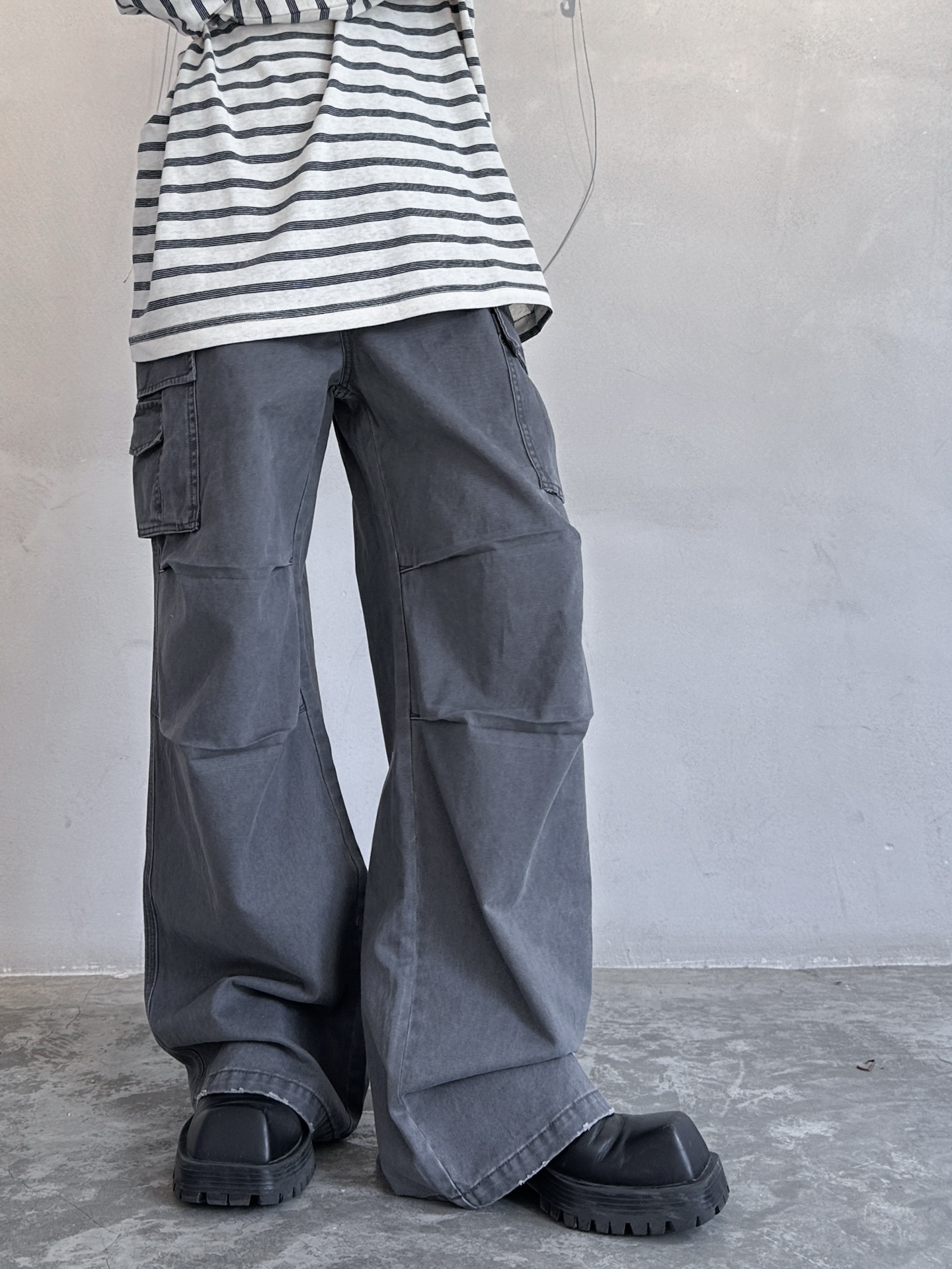 NO:298243,ACNE｜New trousers, pure cotton denim fabric, straight and neat silhouette, old-fashioned washing process, paratrooper pants pleated heavy-working texture, paired with custom hardware accessories, straight-tube style makes you look slim and taller, size Sml, acne studios, alexander wang19860909ACNE｜新款长裤,纯棉牛仔面料,廓形剪裁挺拔利落,整身做旧水洗工艺,伞兵裤抽褶重工有质感,搭配定制五金配件,直筒版型显瘦显高,尺码Sml,,acne studios,alexander wang,Women's clothing